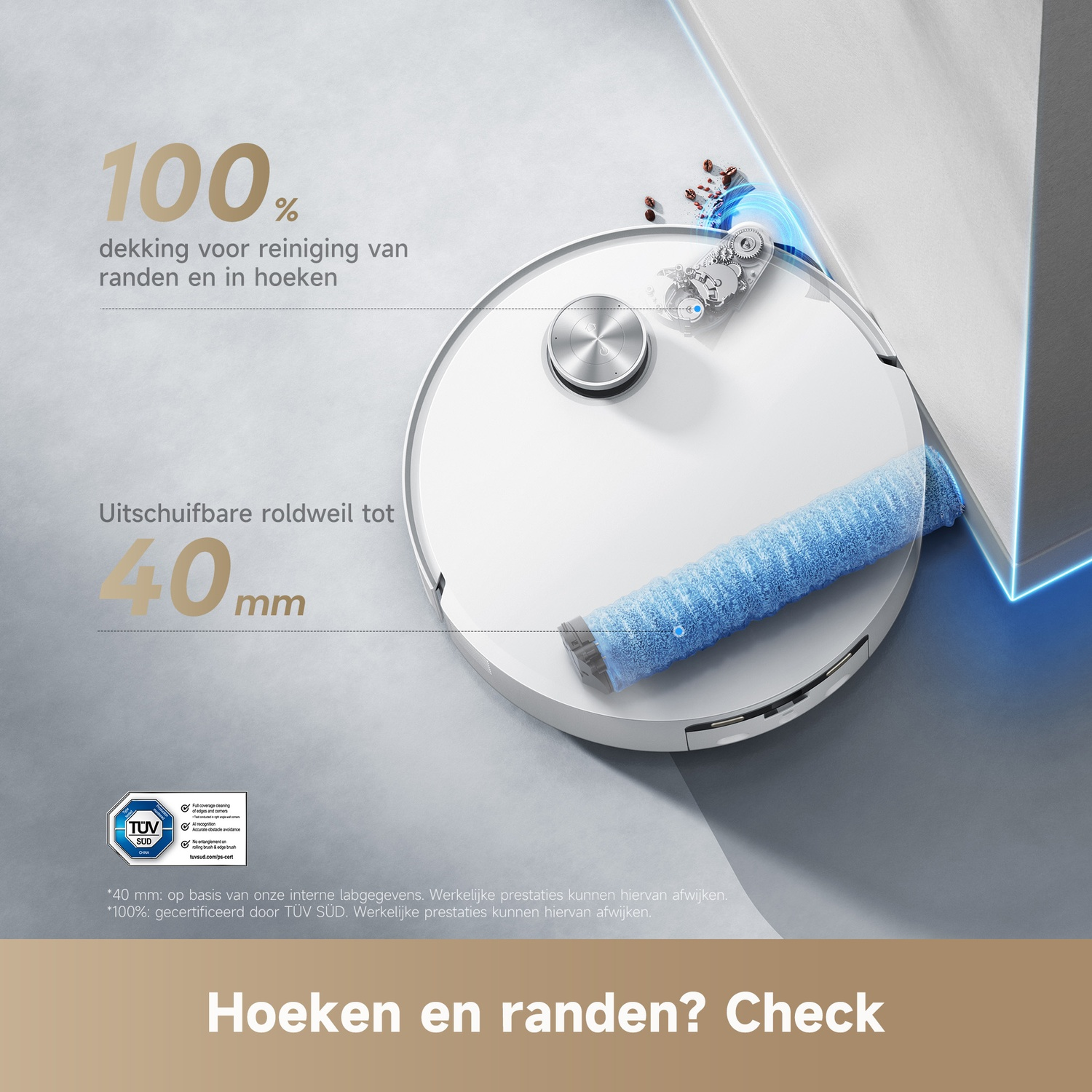 Un aspirateur robot blanc nettoie un coin avec une brosse extensible.