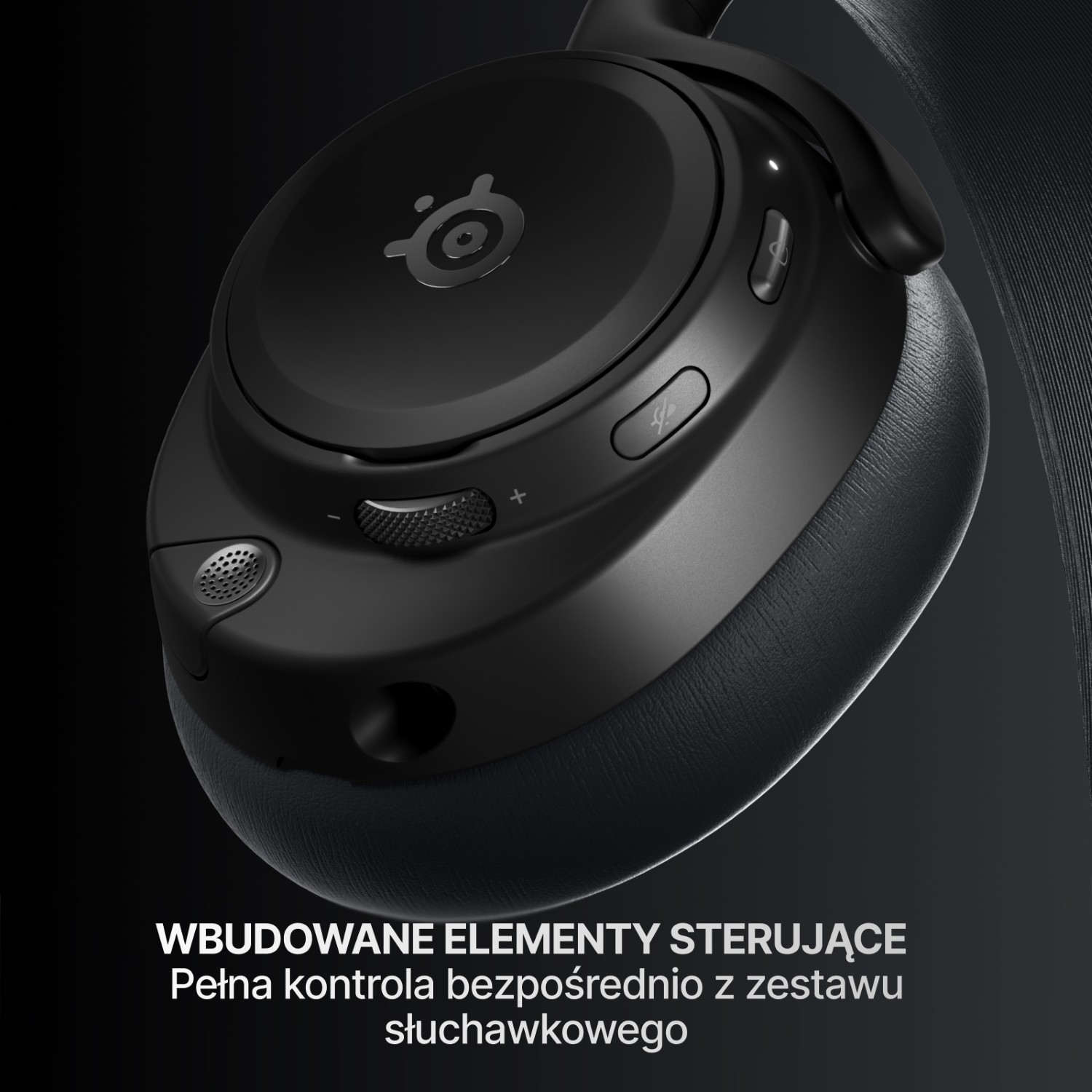 Czarne słuchawki z elementami sterującymi i logo SteelSeries. Zbliżenie.