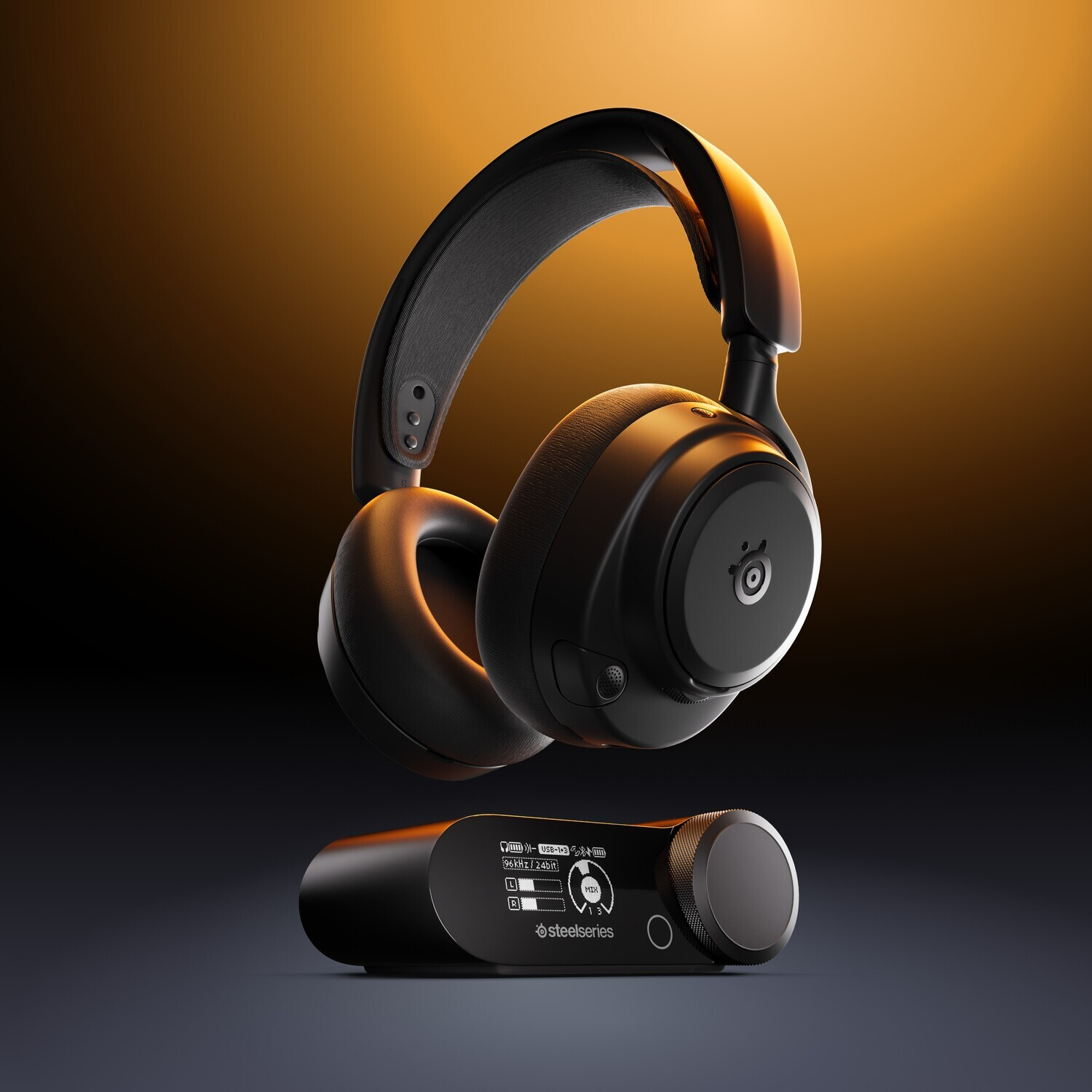Cuffie da gaming SteelSeries nere e trasmettitore con sfondo sfumato arancione.
