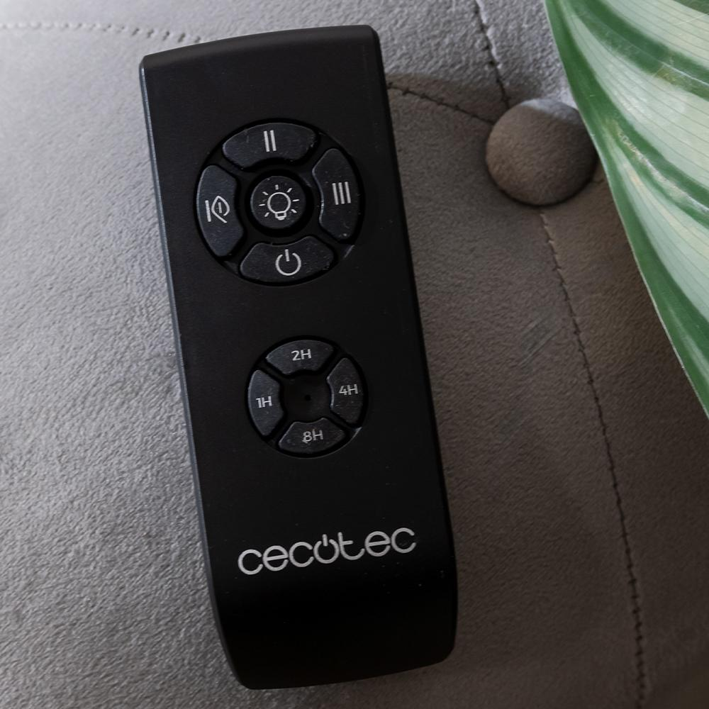 Mando a distancia negro con botones para velocidad del ventilador, luz y temporizador. Logo Cecotec.