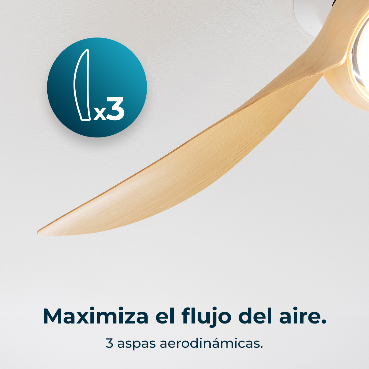 Ventilador de techo con tres aspas de madera y círculo 'x3' sobre fondo blanco.