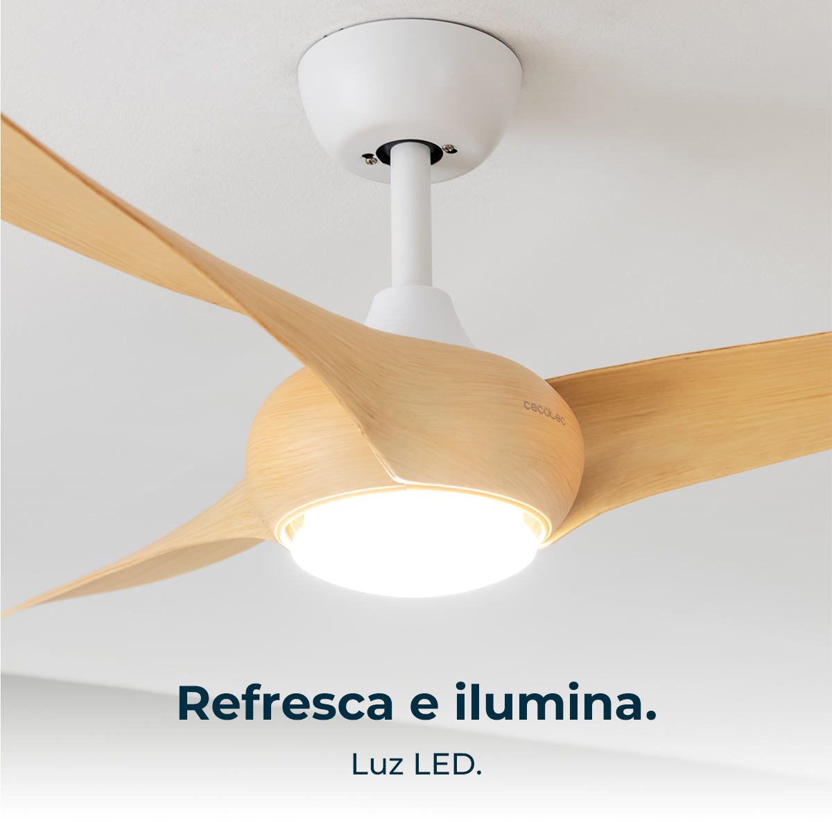 Ventilador de techo moderno con aspas de madera y luz LED integrada.