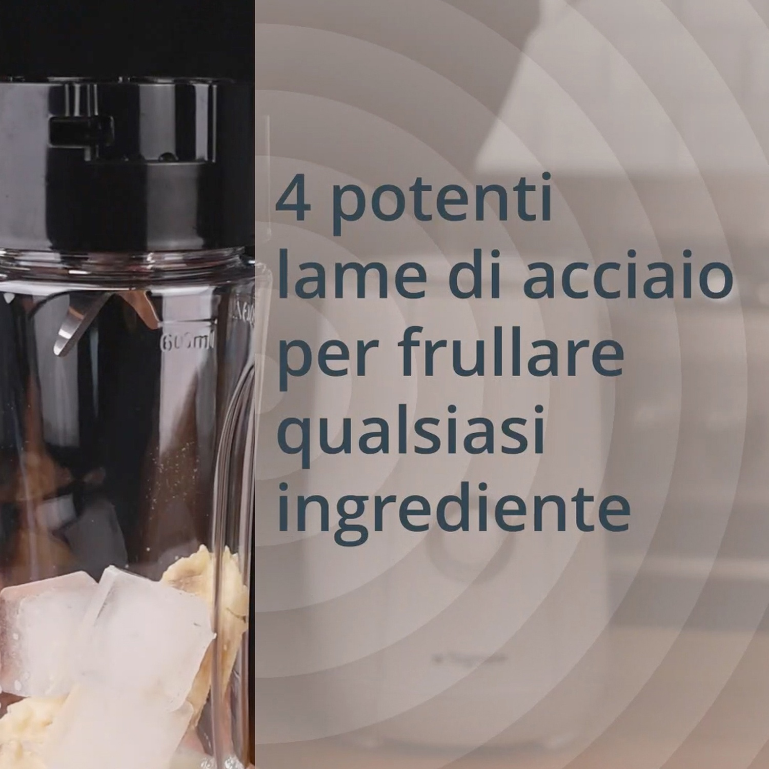 Un bicchiere di frullatore con cubetti di ghiaccio e pezzi di banana.