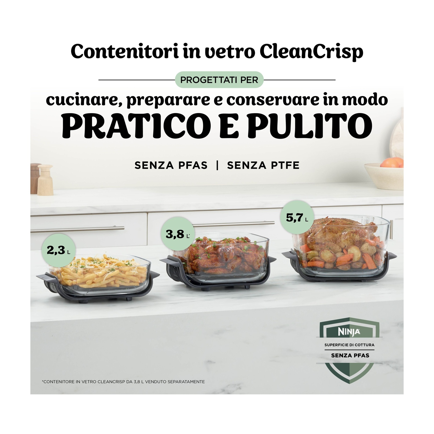 Tre contenitori in vetro con cibo: pasta, stufato e un pollo intero.