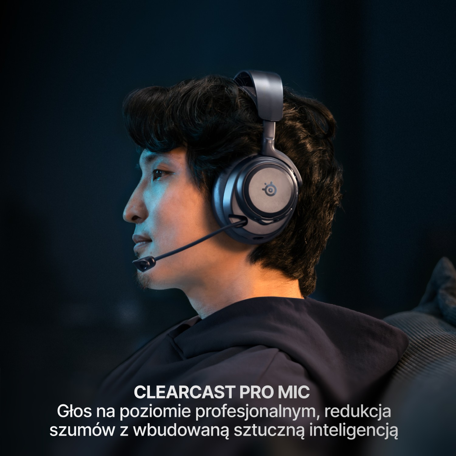 Mężczyzna w słuchawkach z mikrofonem, widoczne logo SteelSeries.