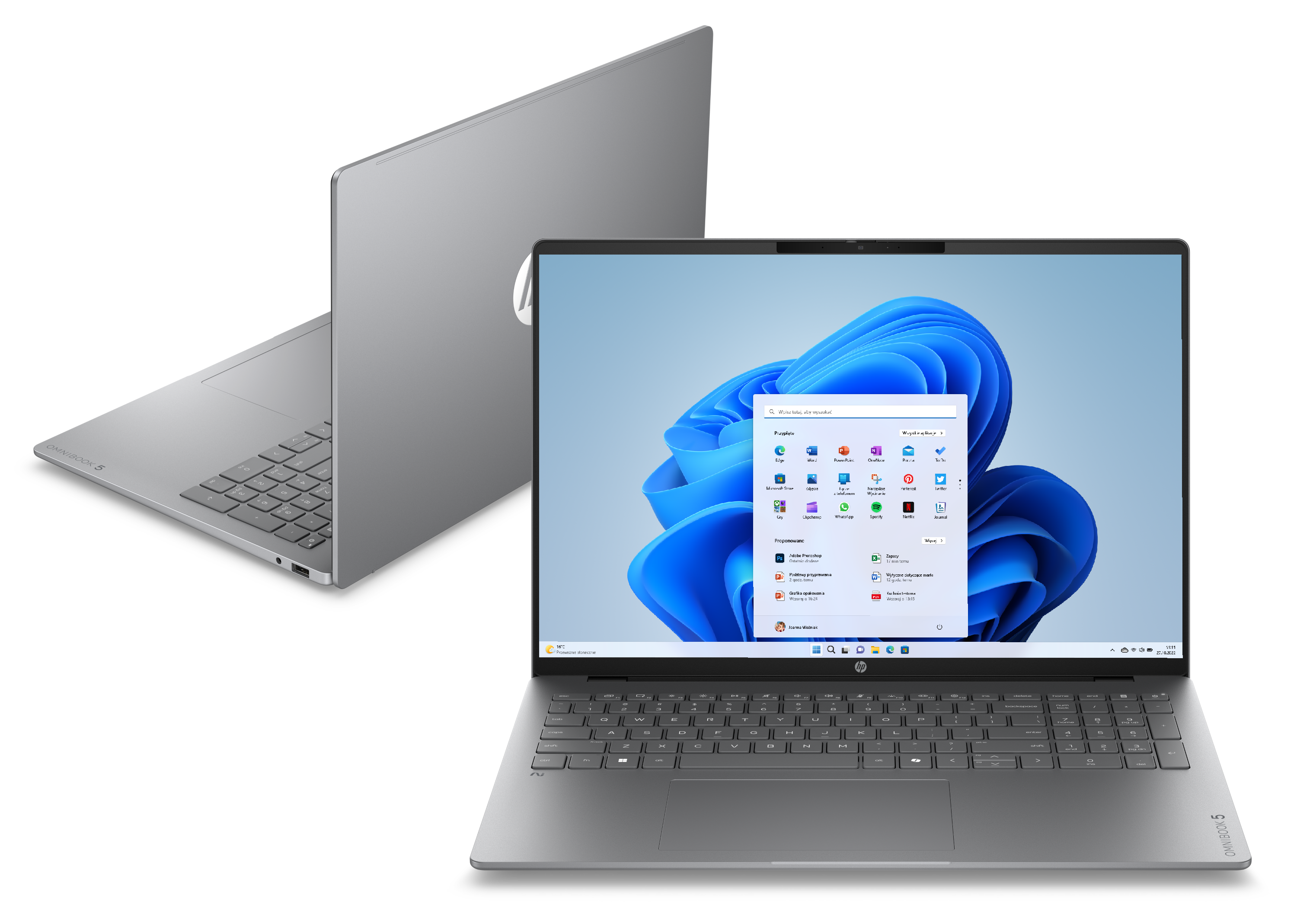Dwa srebrne laptopy, jeden otwarty z menu startowym Windows 11, na czarnym tle.