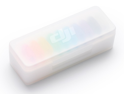 Półprzezroczyste etui z kolorowymi przedmiotami i logo DJI.