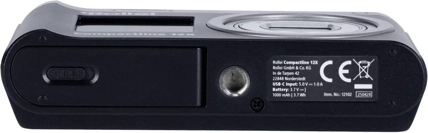 Unterseite einer schwarzen Rollei Compactline 12X Kamera mit Beschriftungen.