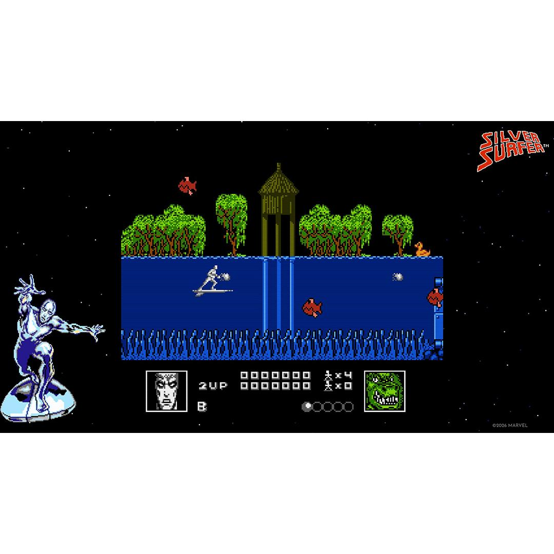 Silver Surfer schwebt auf einem Brett über blauem Wasser vor Bäumen und einem Gebäude.