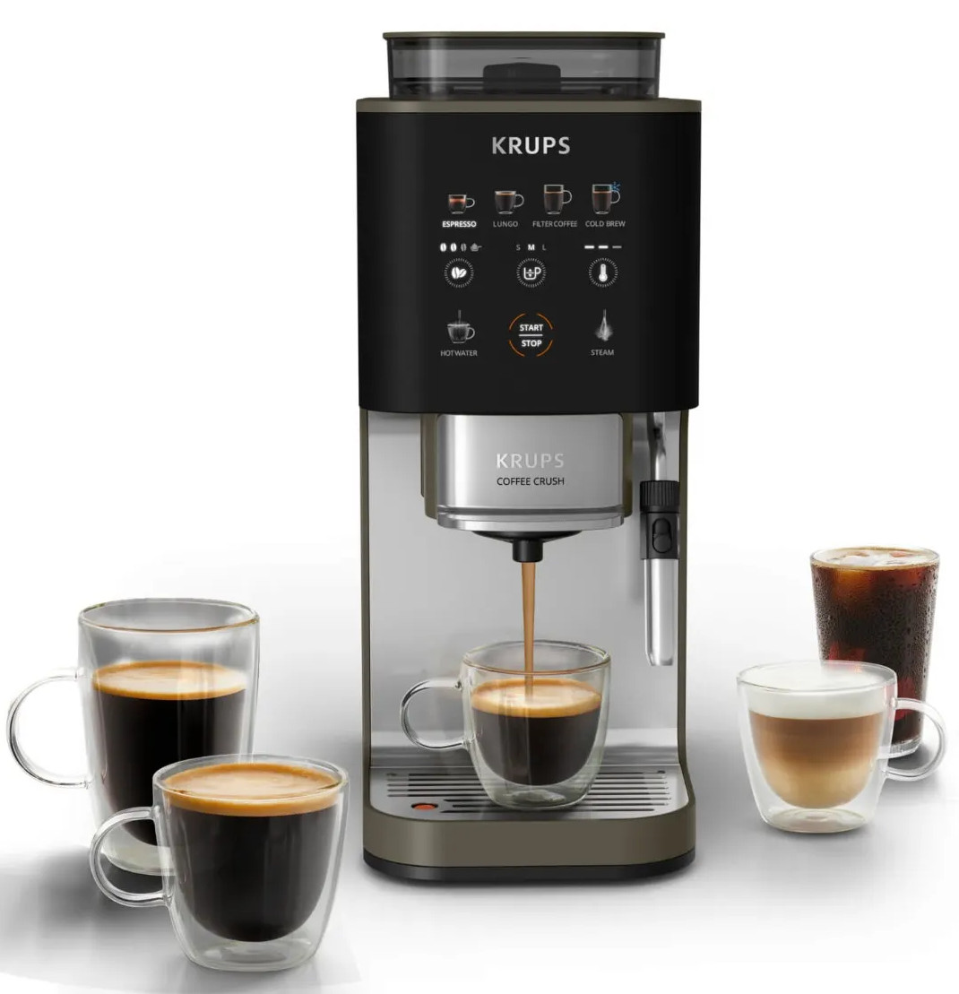 Ekspres do kawy Krups zaparza espresso do filiżanki, obok stoją inne napoje kawowe.
