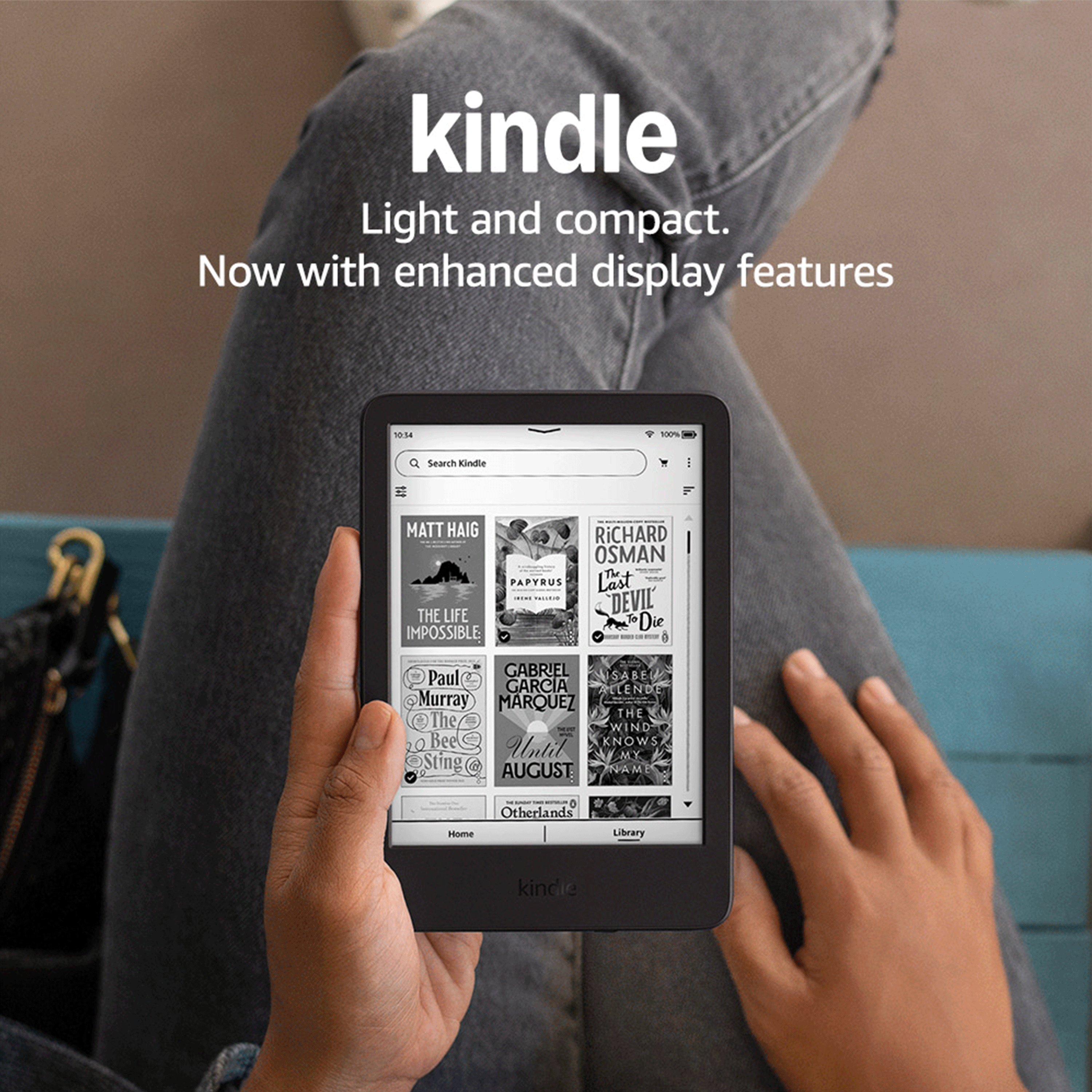 Person hält einen Kindle E-Reader mit Buchcovern. Text lautet 'kindle'.