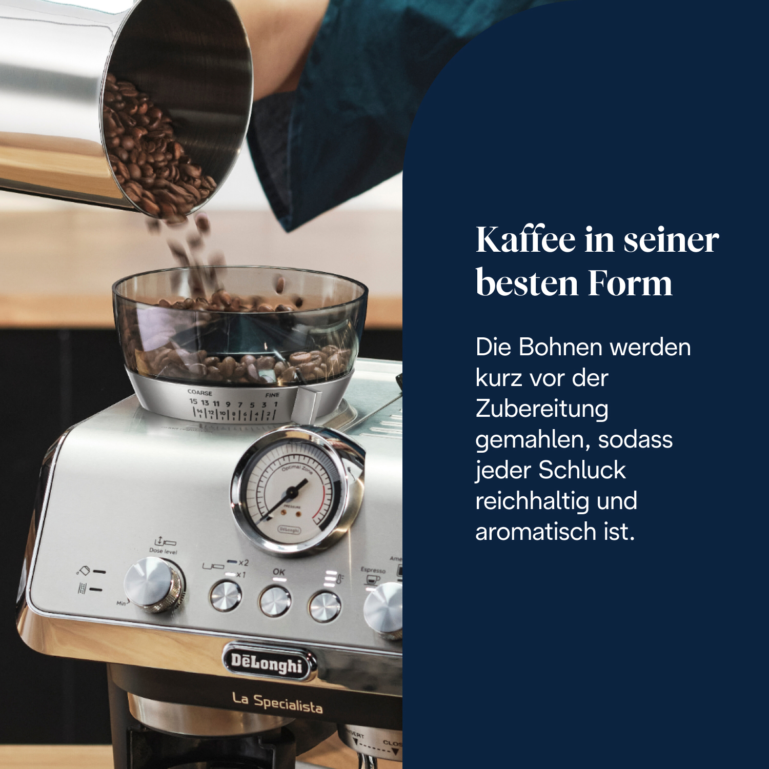 Kaffeebohnen werden in eine Kaffeemaschine gegossen. Nahaufnahme von Kaffeemaschine.