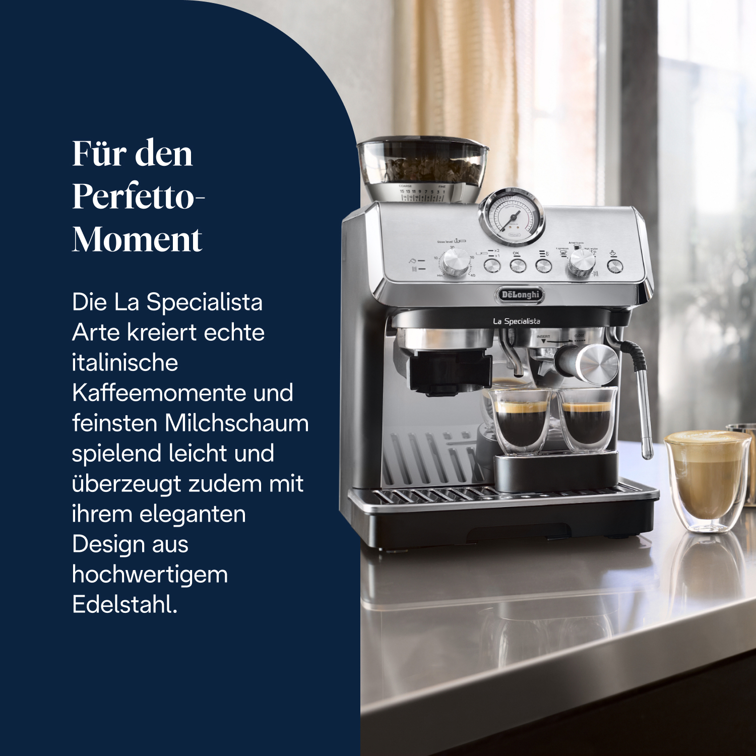 Edelstahl-Espressomaschine mit Kaffeebohnenbehälter und zwei Tassen Espresso.