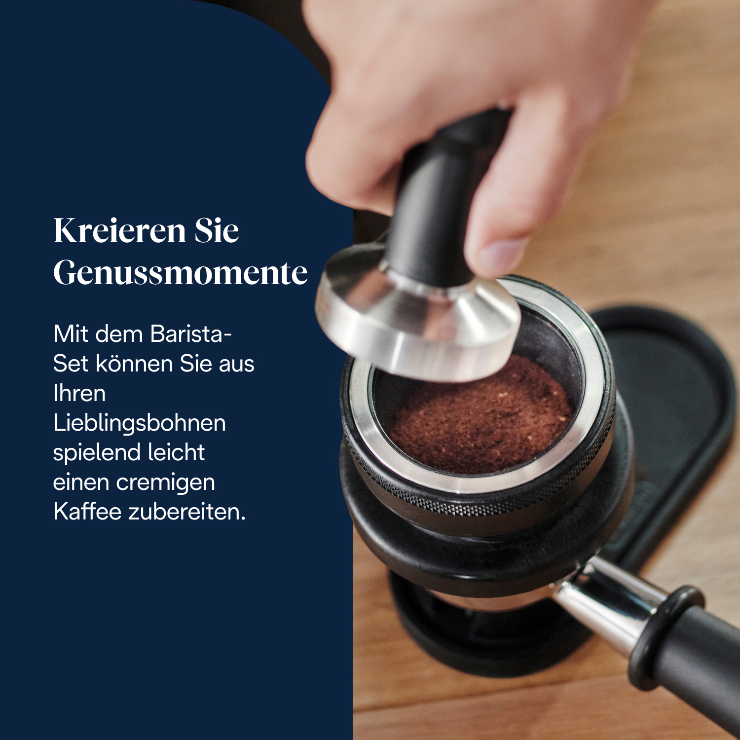 Eine Hand benutzt einen Tamper, um Kaffeepulver in einem Siebträger zu verdichten.