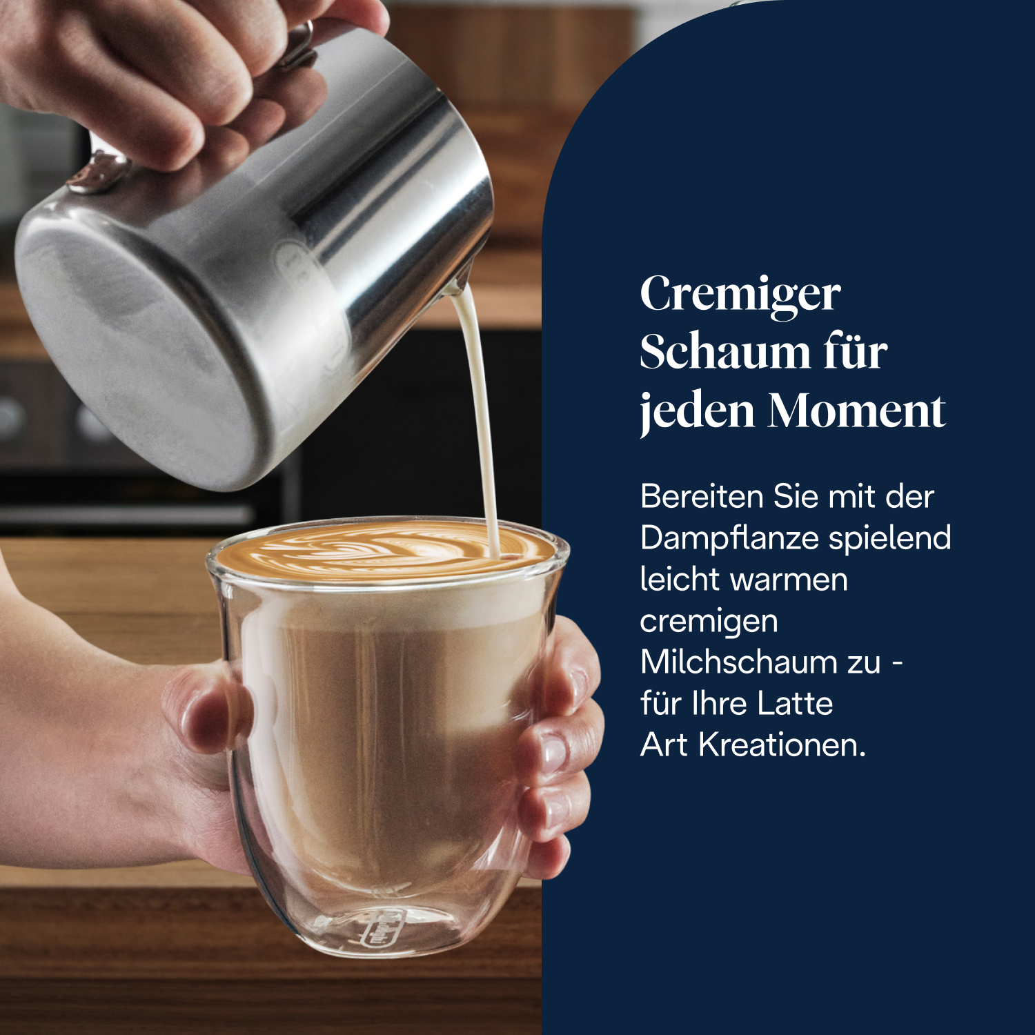 Milch wird aus einem Metallkrug in ein Glas mit Kaffee gegossen.