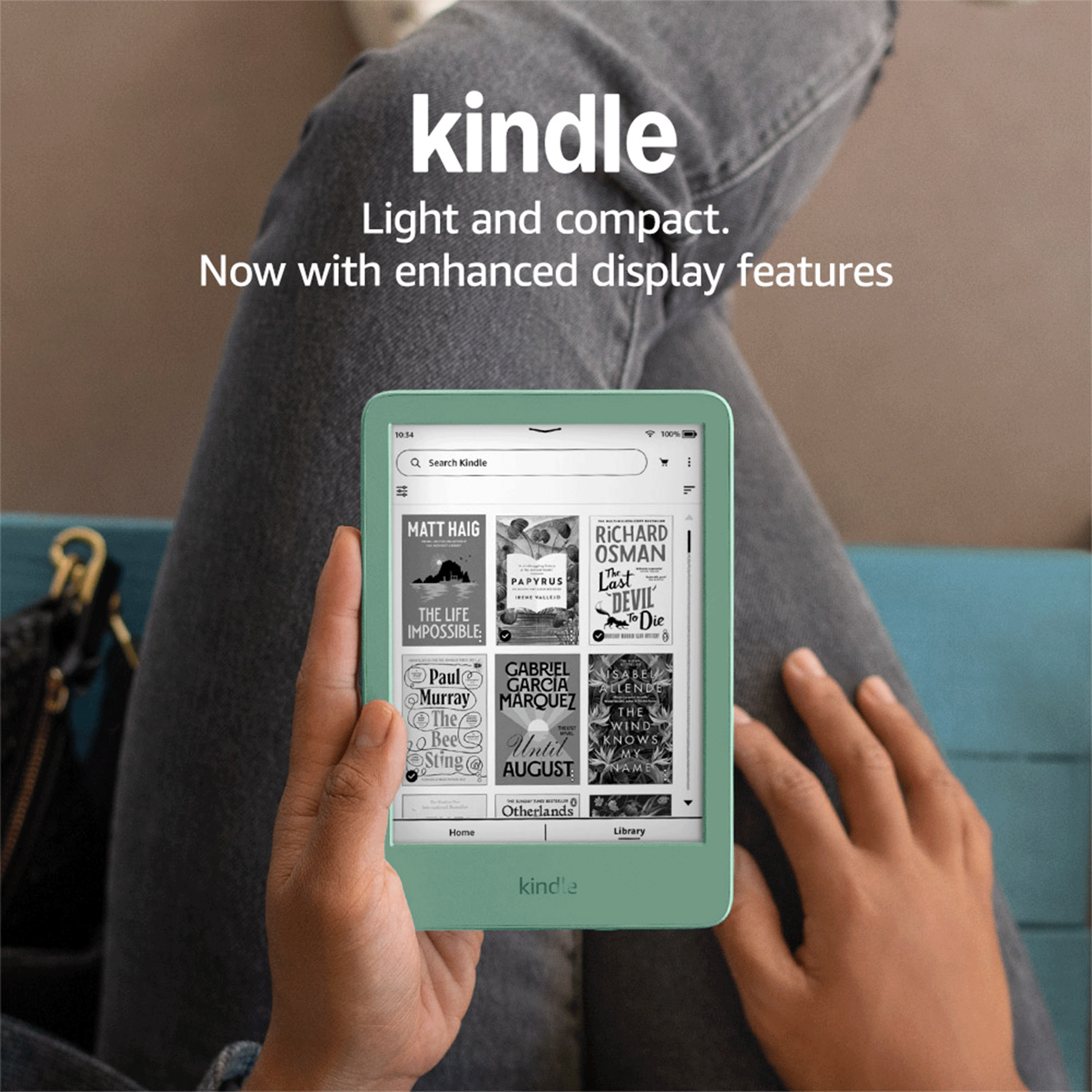 Una persona tiene un Kindle verde con copertine di libri. Testo: Kindle.
