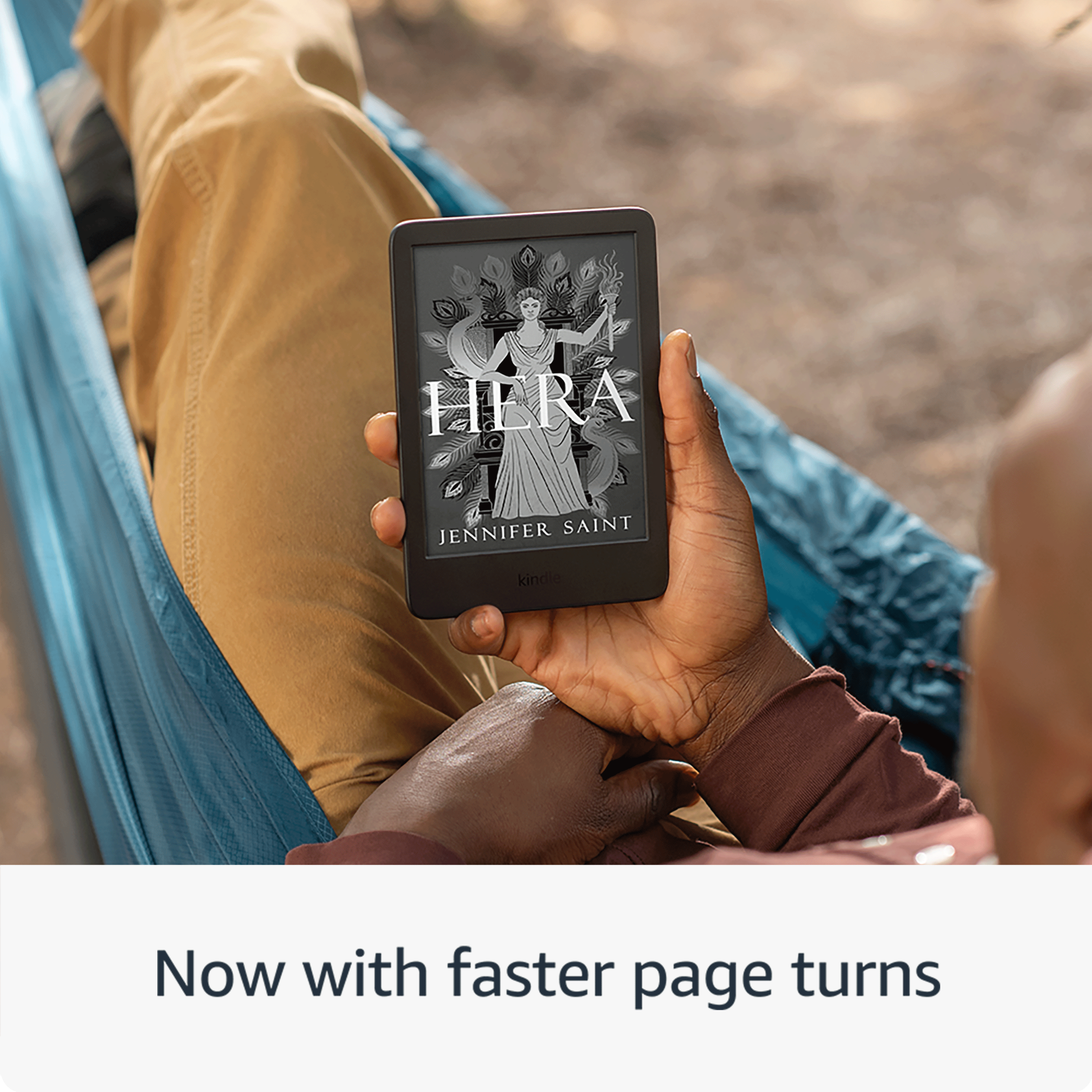 Persona in amaca legge e-reader con copertina del libro 'Hera'.