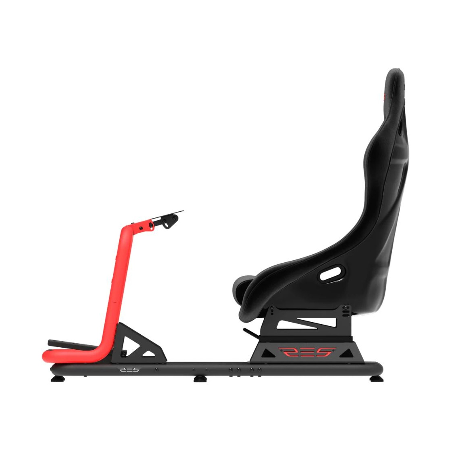 Un sedile nero da gioco di corse con supporto per volante rosso su sfondo bianco.