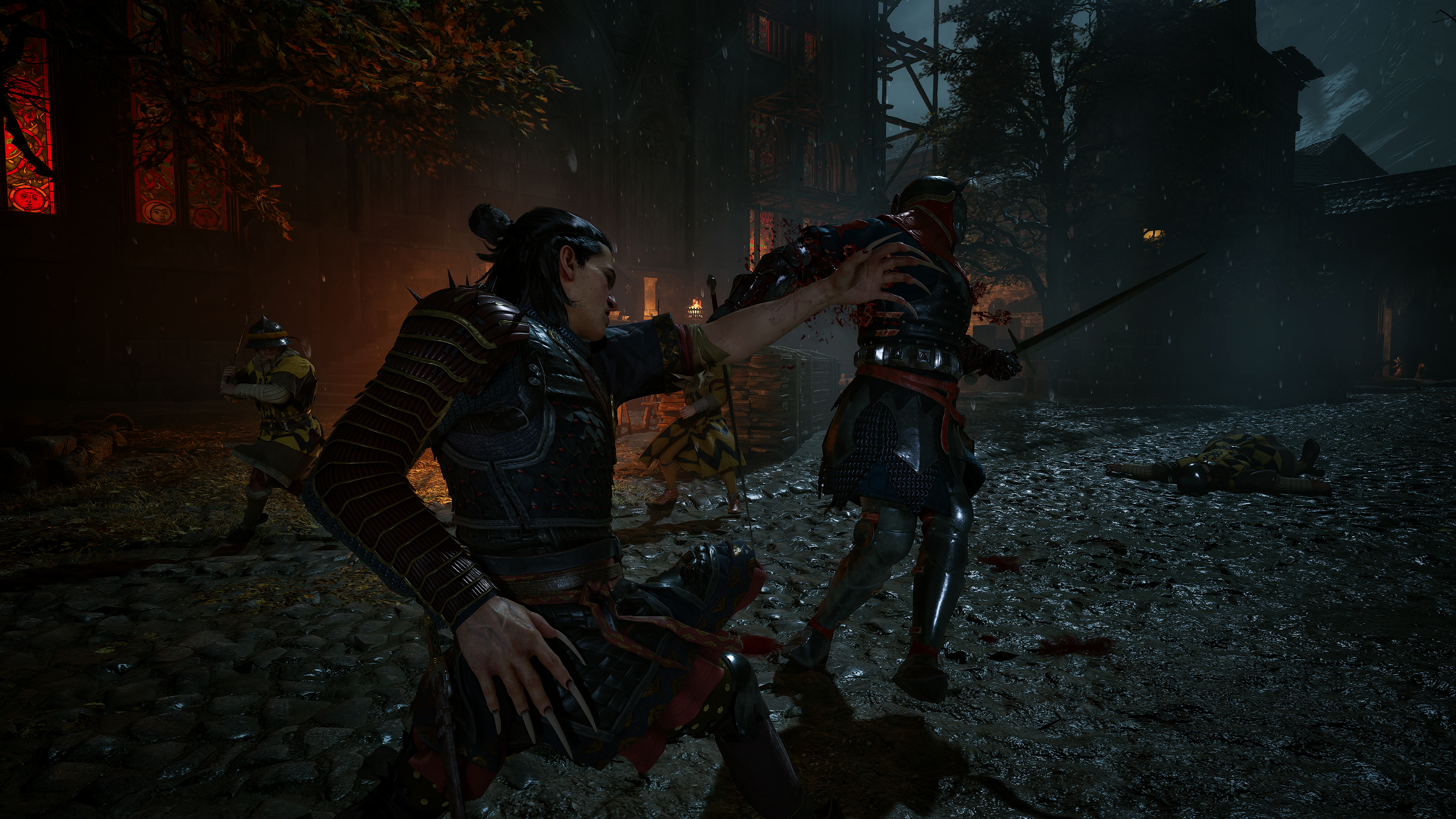 Wojownik z długimi pazurami atakuje rycerza w zbroi. Pada deszcz.