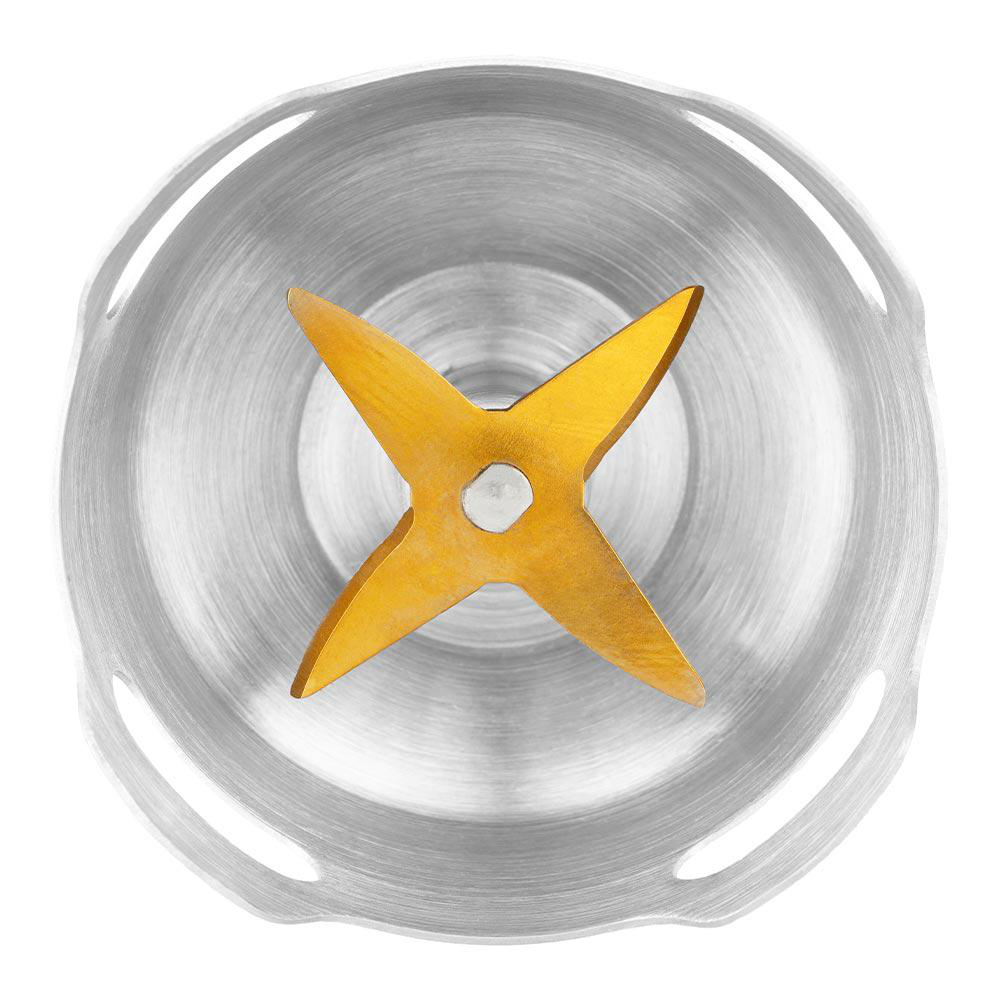 Goldene Klinge eines Stabmixers mit silbernem Gehäuse, Nahaufnahme.
