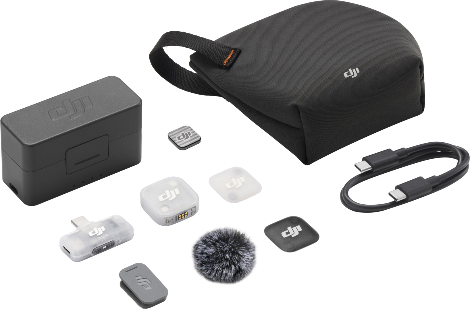 Accessoires DJI : boîtier de charge, sacoche, micro, câbles et adaptateurs.
