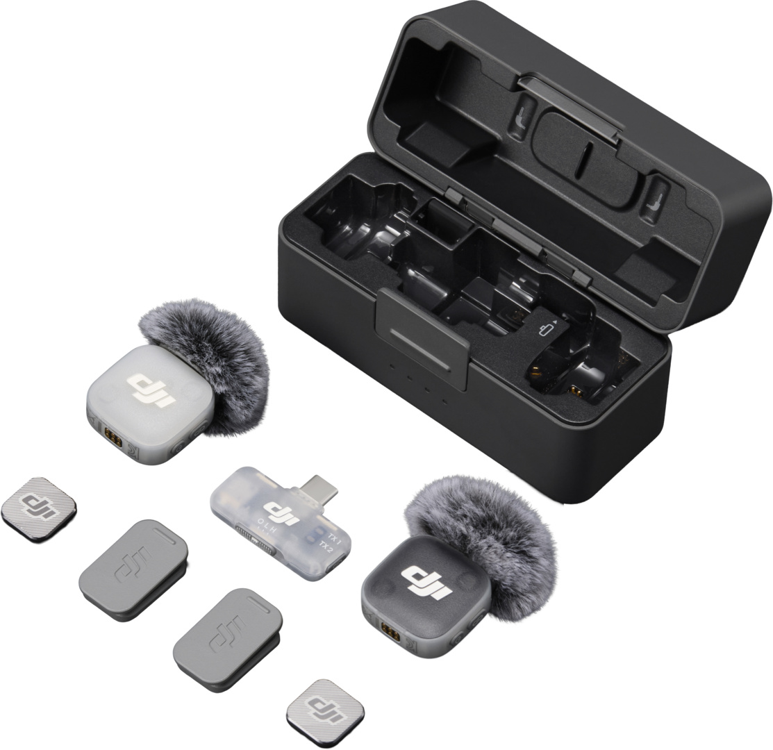 Microphones sans fil DJI, étui de chargement et accessoires sur fond blanc.