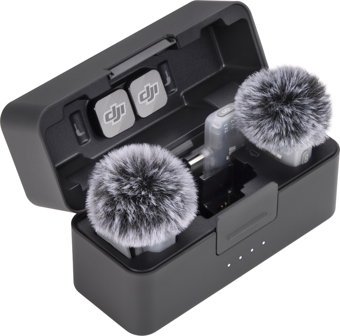 Boîtier de chargement noir avec deux bonnets de microphone noirs et blancs et clips logo DJI.