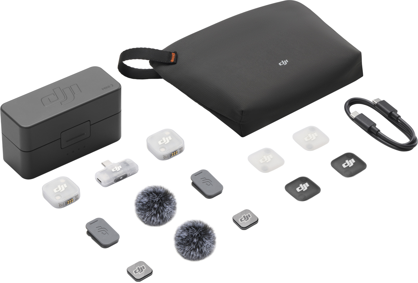 Accessoires DJI Mini 2 : étui de chargement, émetteur, micros, câble et plus.