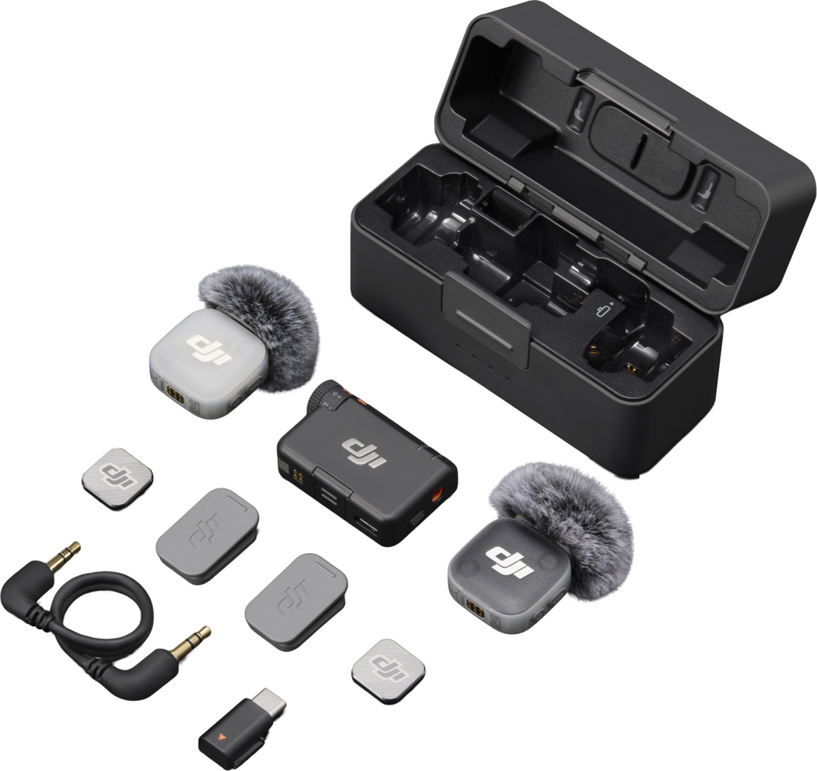 Microphones DJI, étui de chargement, câbles et clips sur fond blanc.
