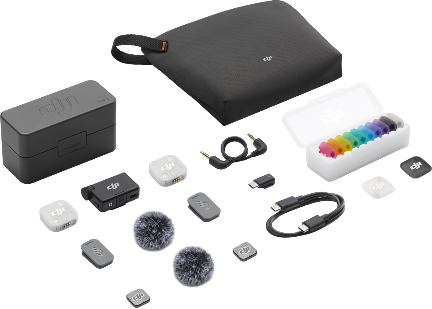 Accessoires de microphone DJI : étui de chargement, émetteurs, récepteur, câbles et bonnets.
