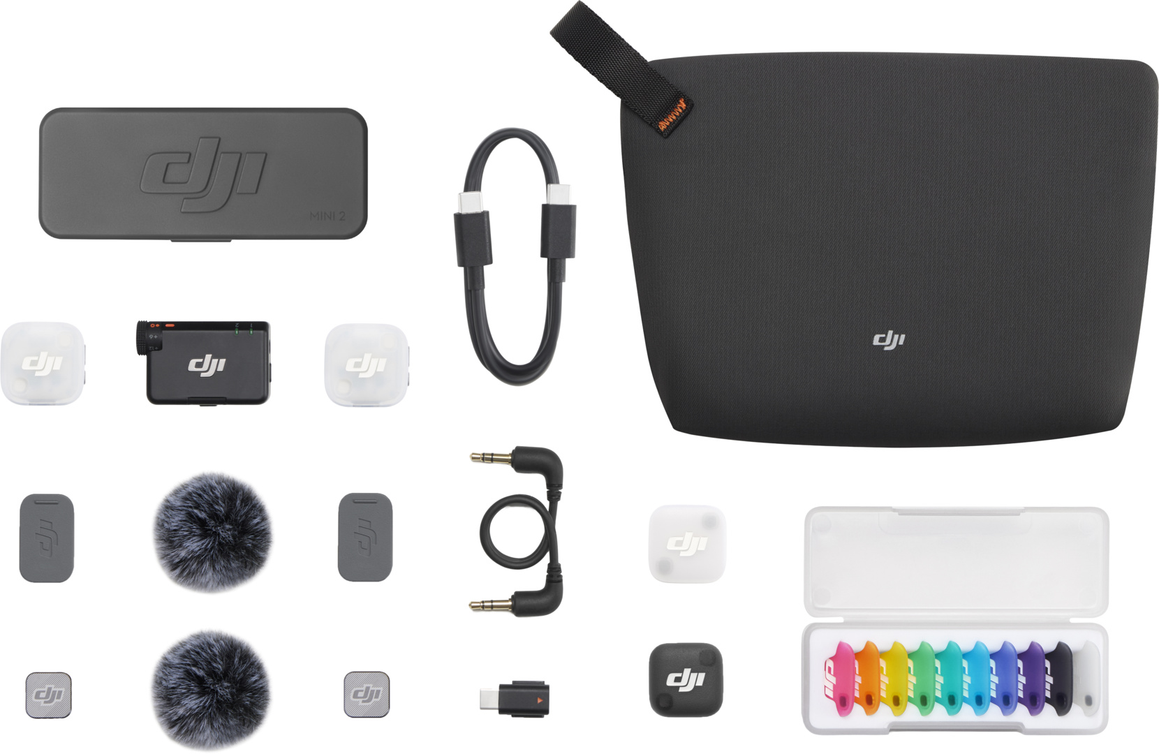 Ensemble d'accessoires DJI avec sac noir, câbles, microphones et clips.