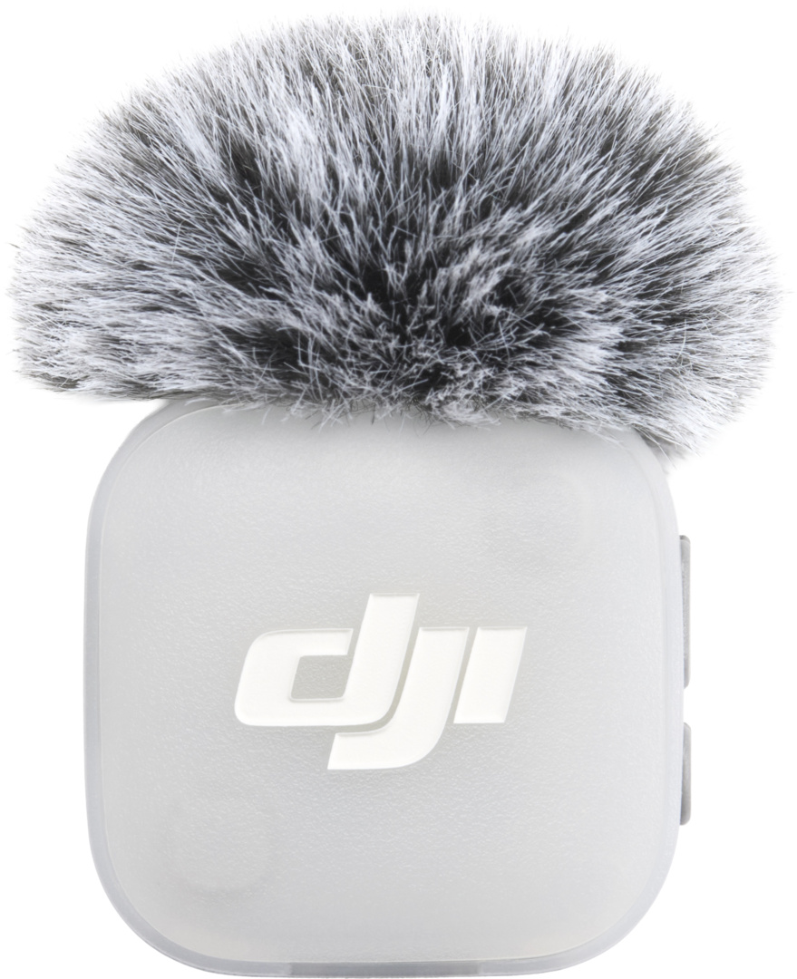Un microphone DJI blanc avec bonnette anti-vent, gros plan.