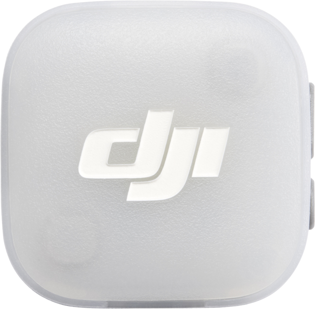 Une petite boîte blanche et translucide avec le logo DJI.