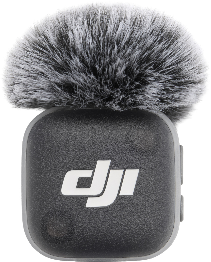 Un microphone DJI noir avec une bonnette anti-vent est présenté.