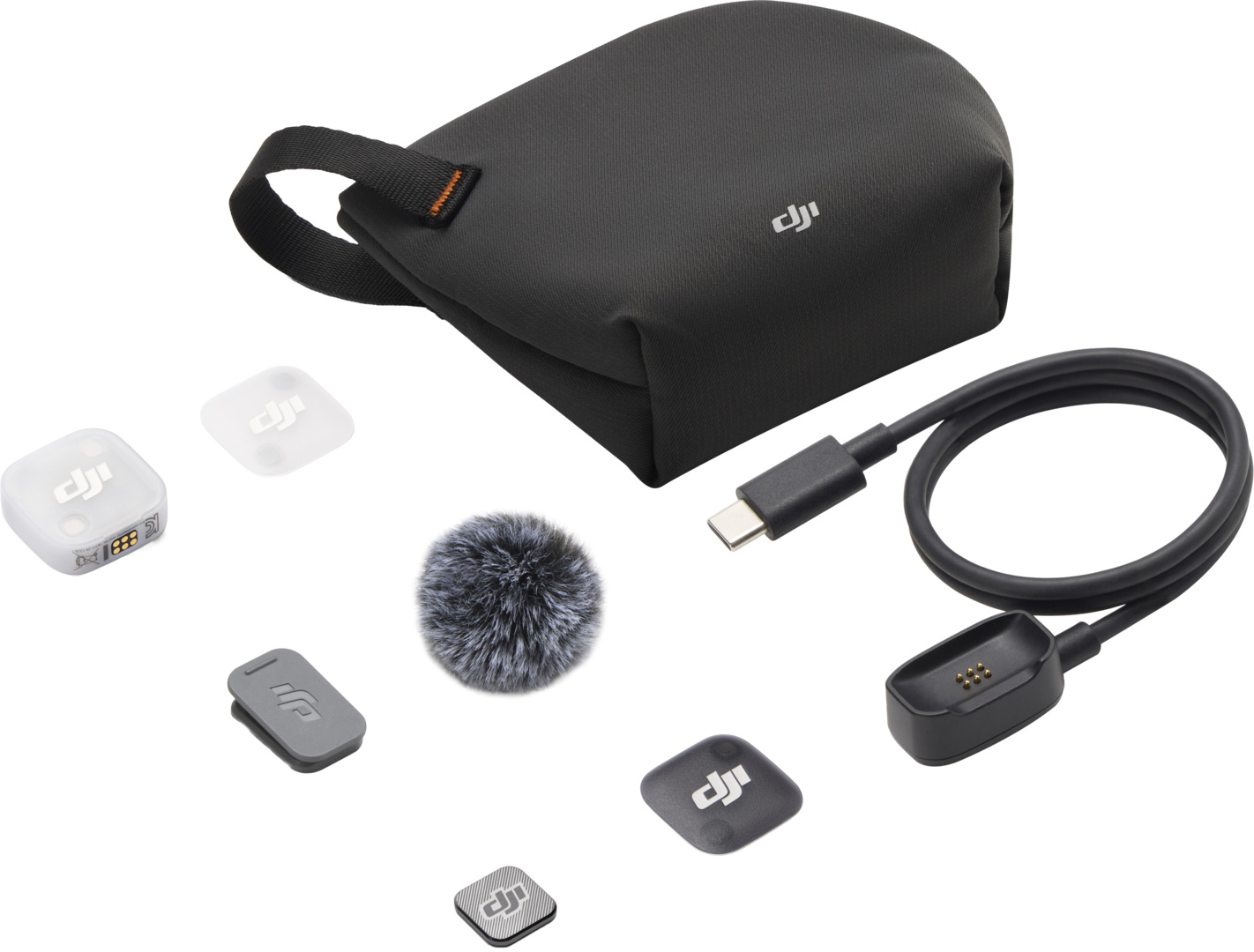 Accessoires DJI : sac, microphone, câble, adaptateur de charge et petites pièces blanches/grises.