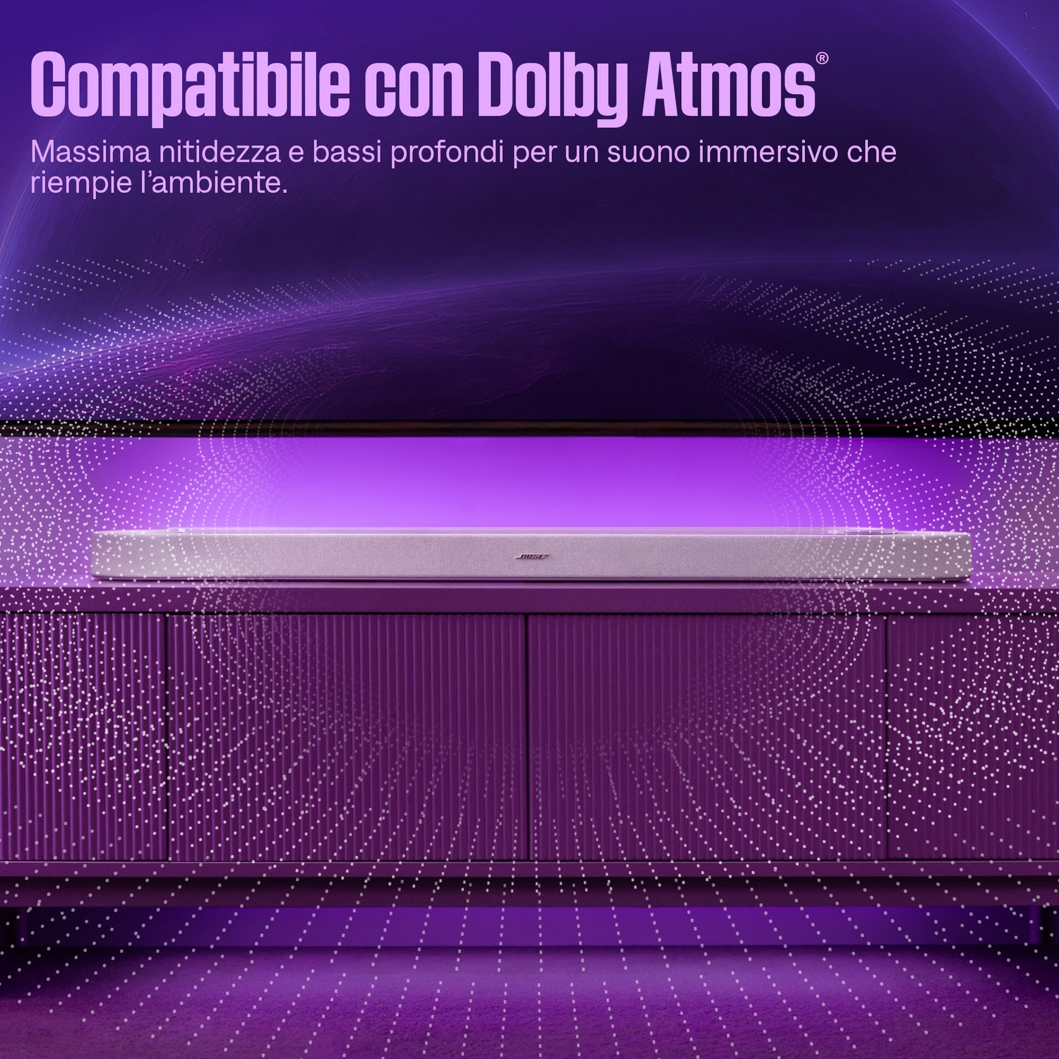 Una soundbar Bose argentata su un mobile viola con sfondo viola.