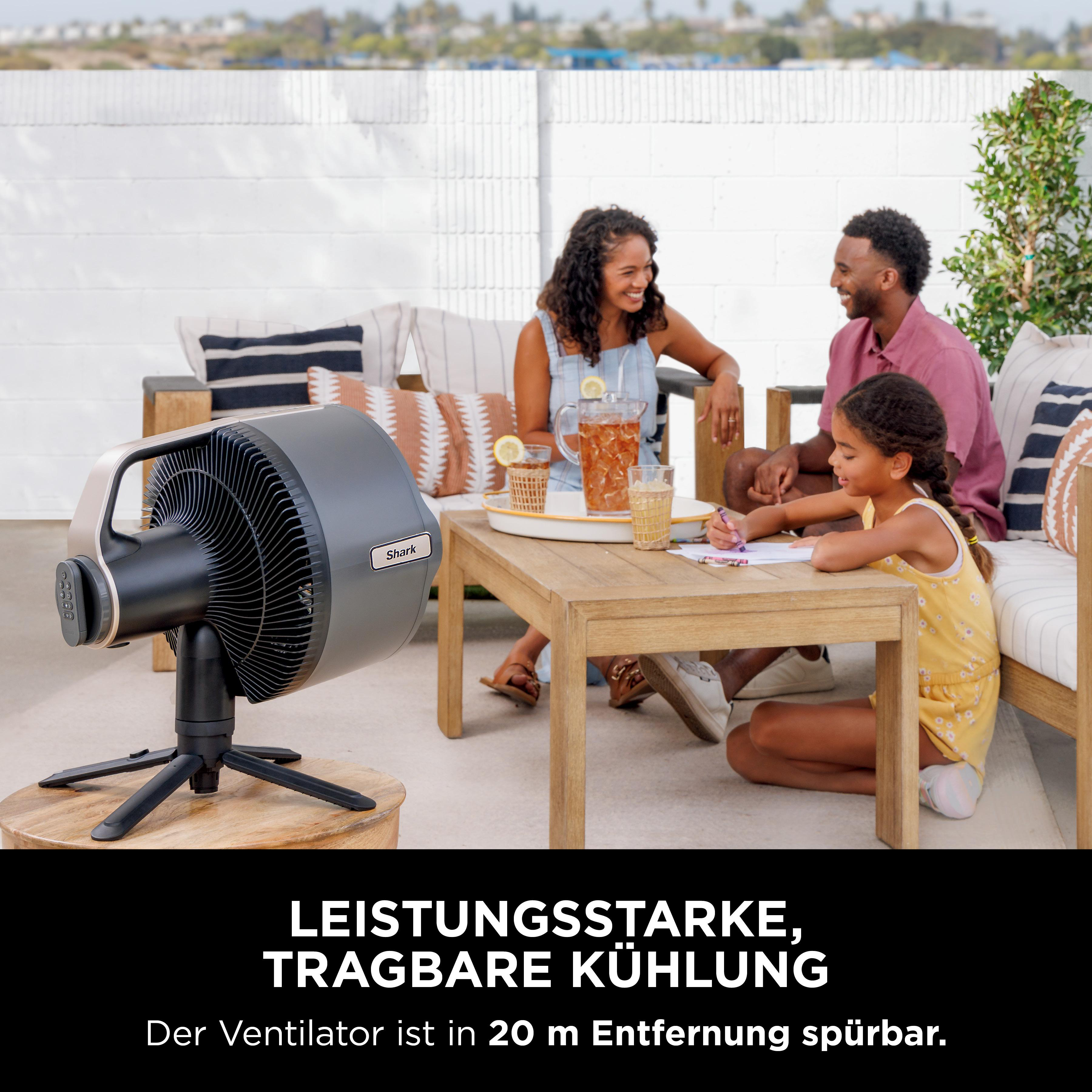 Ein Ventilator steht auf einem Holztisch, während eine Familie draußen sitzt.