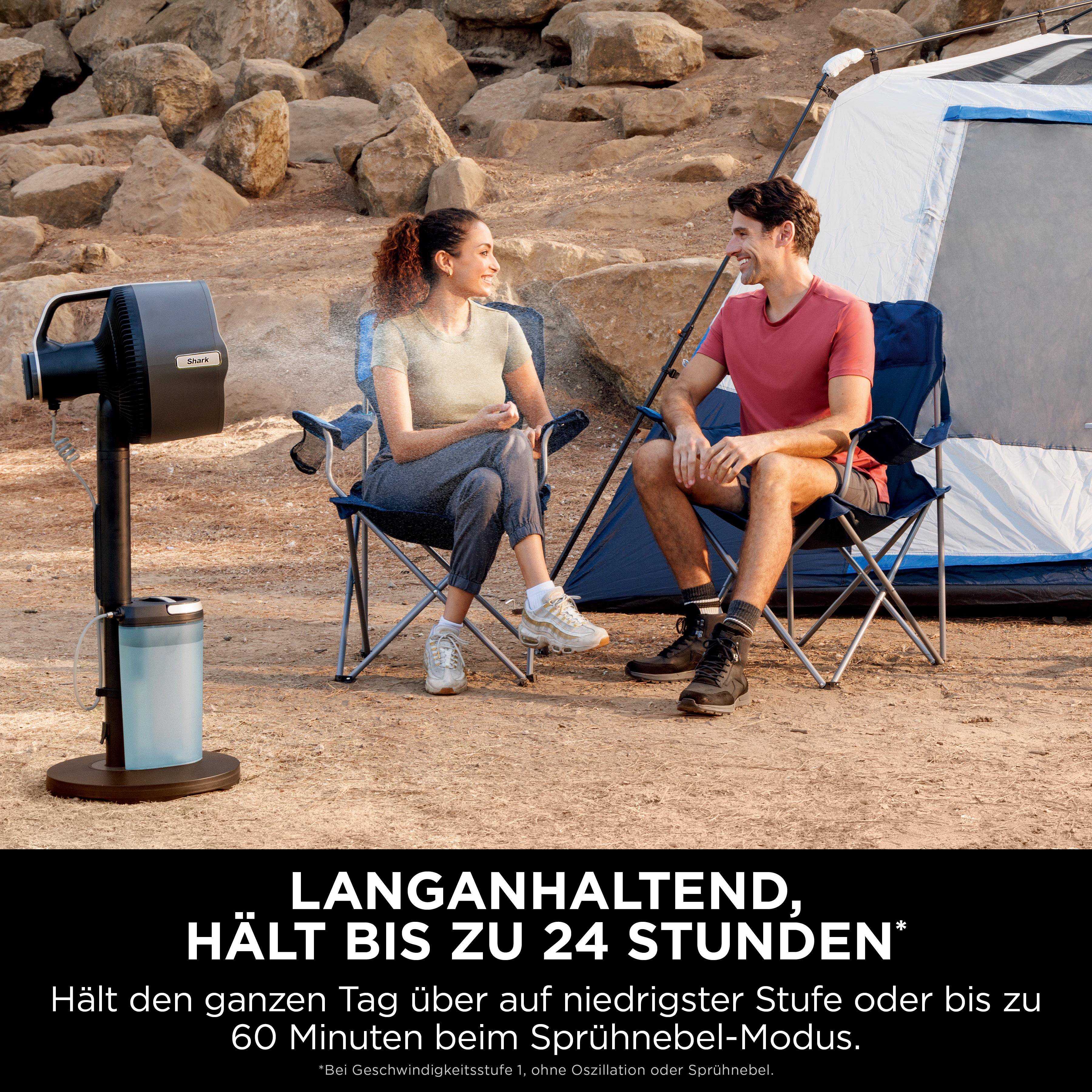 Ein Mann und eine Frau sitzen in Campingstühlen vor einem Zelt, neben einem Lüfter.