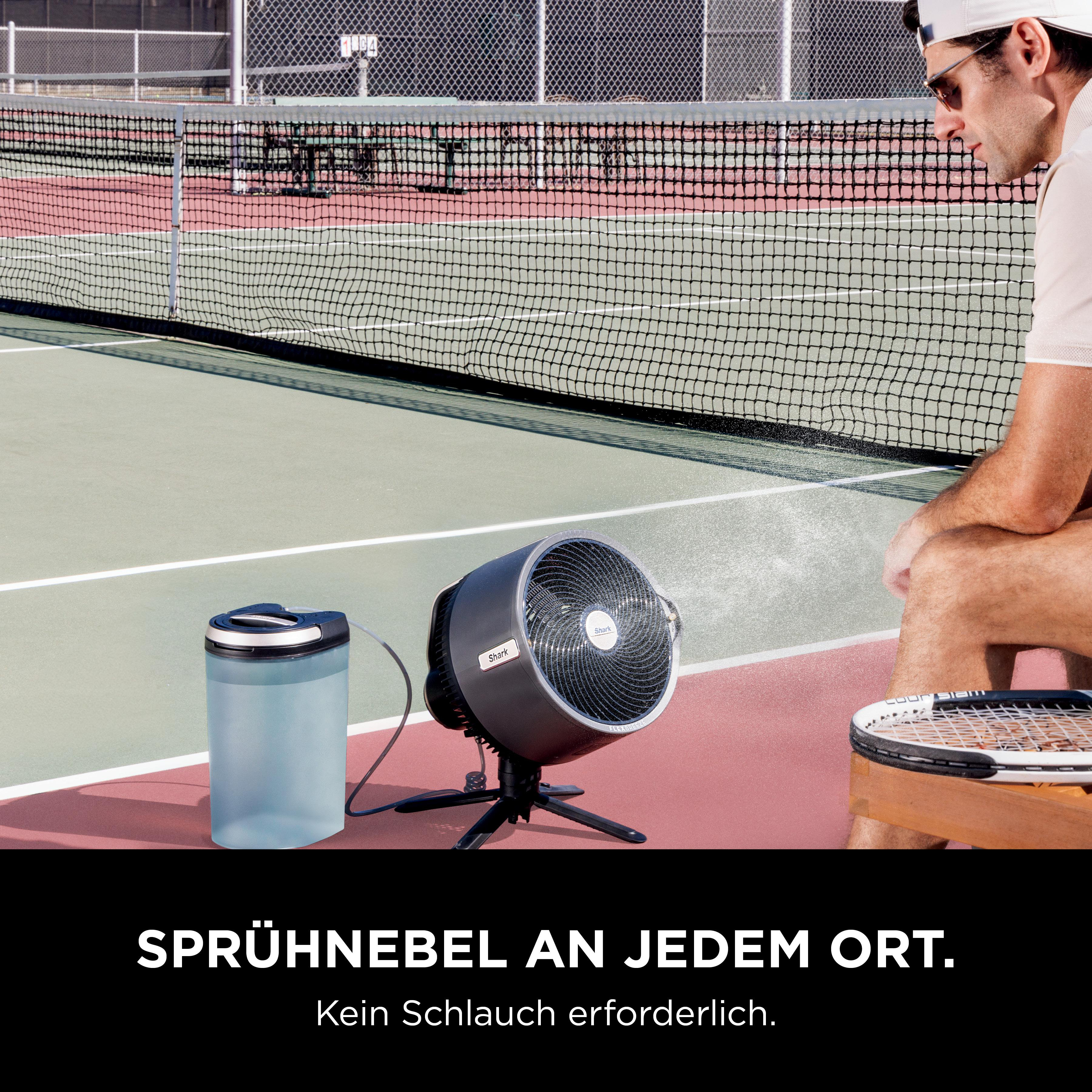 Mann auf Tennisplatz mit Nebelventilator und Tank.