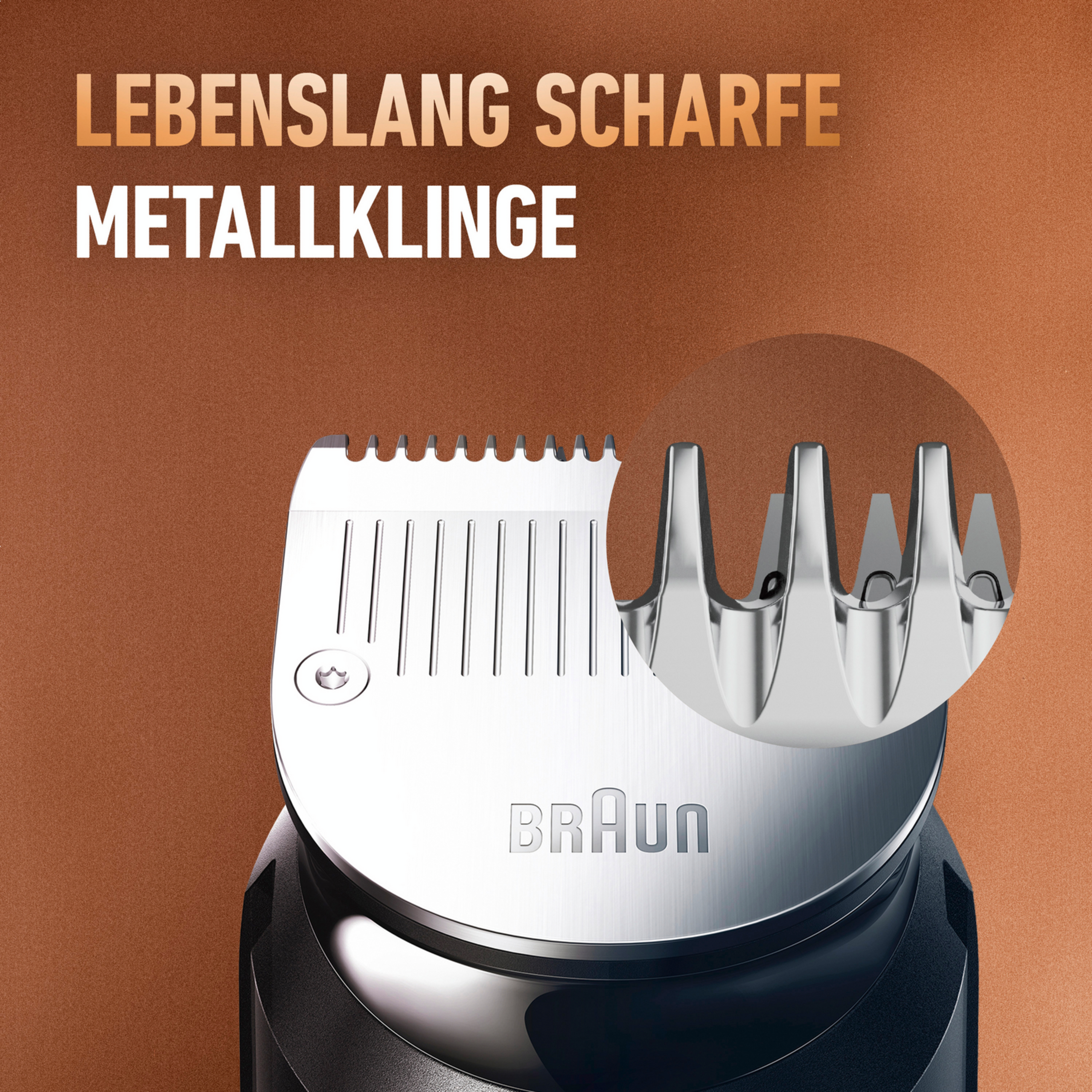 Nahaufnahme einer Braun-Trimmerklinge aus Metall auf braunem Hintergrund.