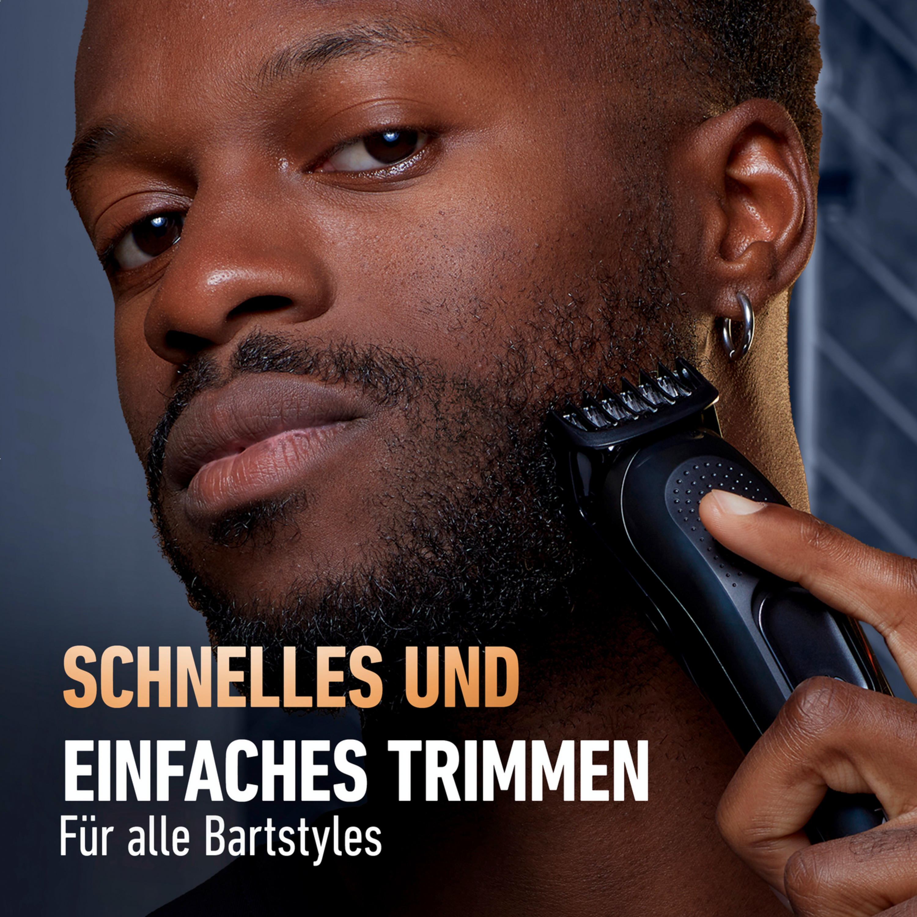 Ein Mann trimmt seinen Bart mit einem elektrischen Trimmer.