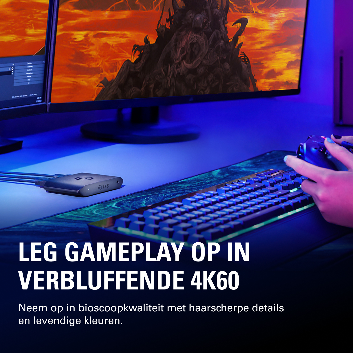 Gaming-setup met dubbele monitor, toetsenbord, muis en capture card.