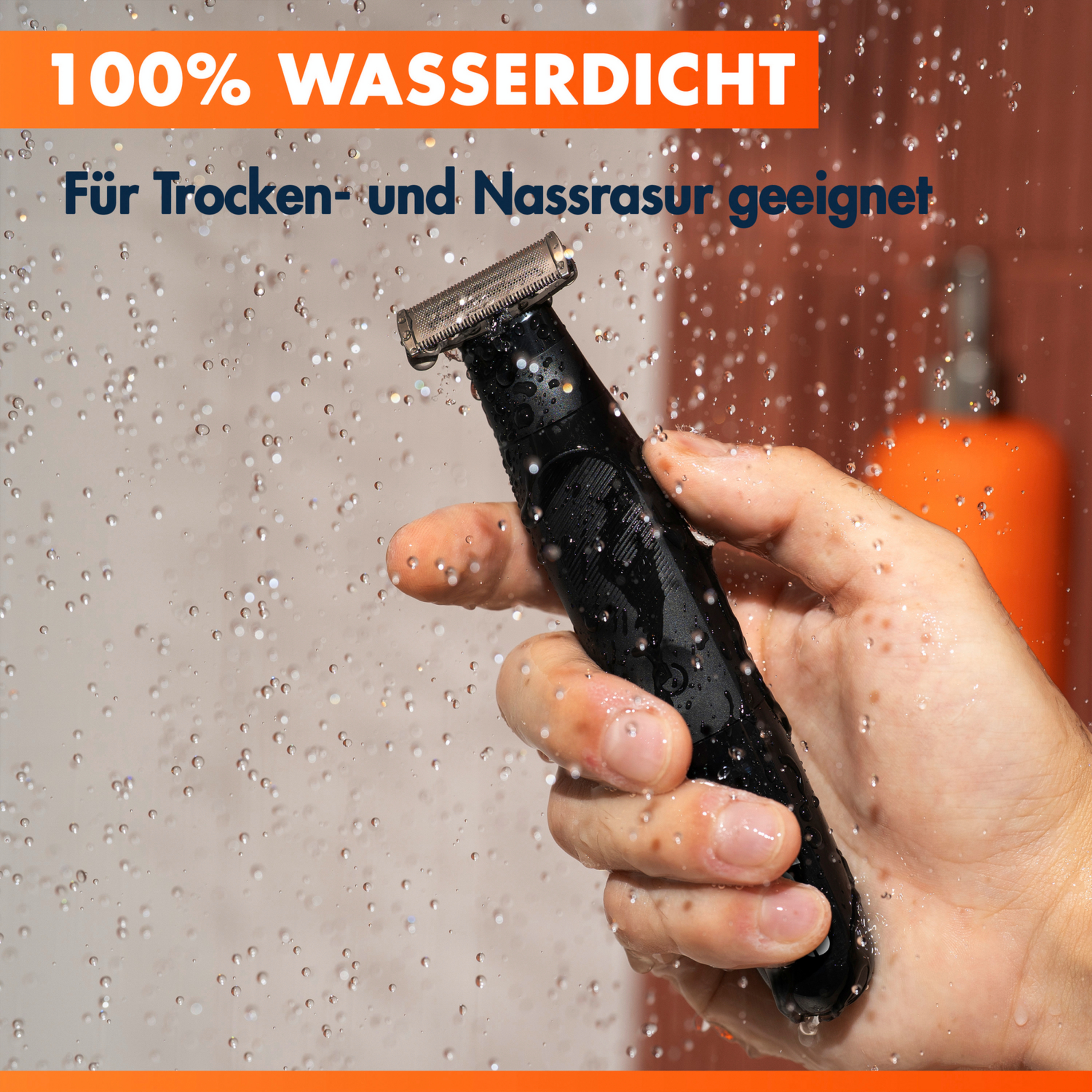 Nahaufnahme eines schwarzen Trimmers in einer Hand, mit Wassertropfen.