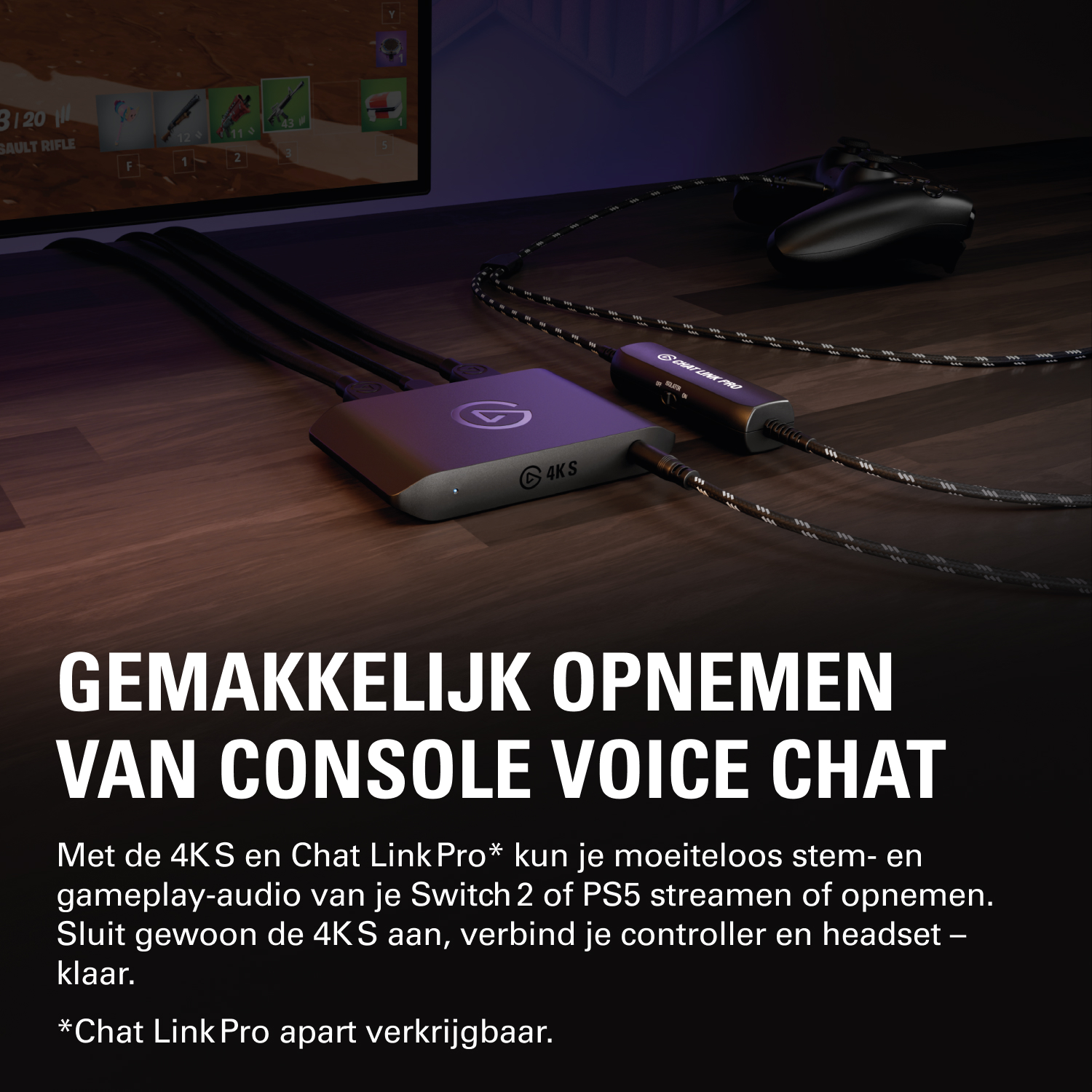 Een game capture apparaat en controller liggen op een houten vloer voor een monitor.