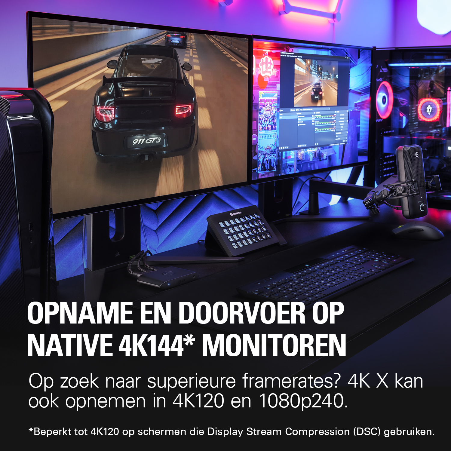Drie monitoren op een bureau met een zwarte Porsche 911 GT3 op het linkerscherm.