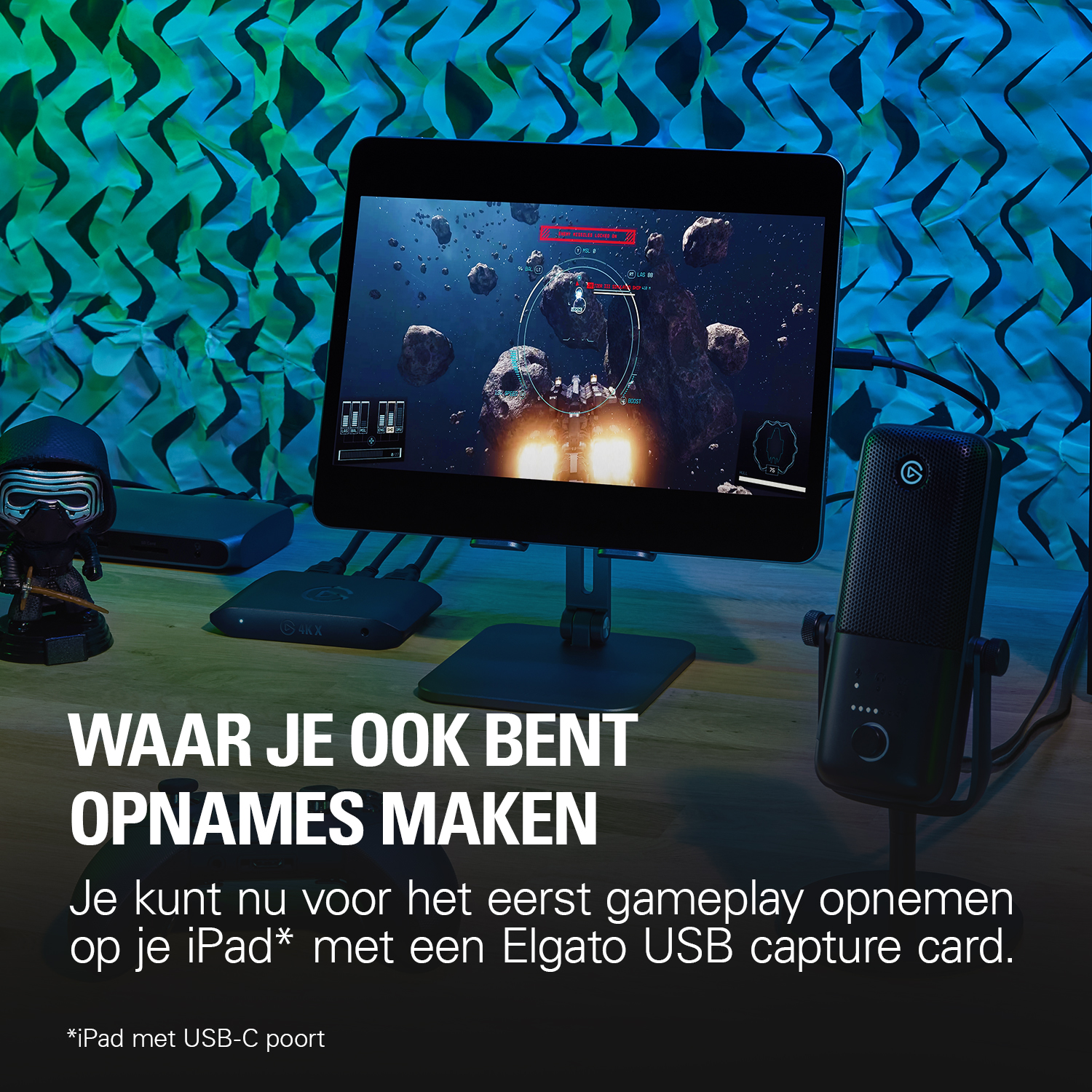 Een tablet toont een spel met asteroïden. Een microfoon en capture-apparaat staan ernaast.