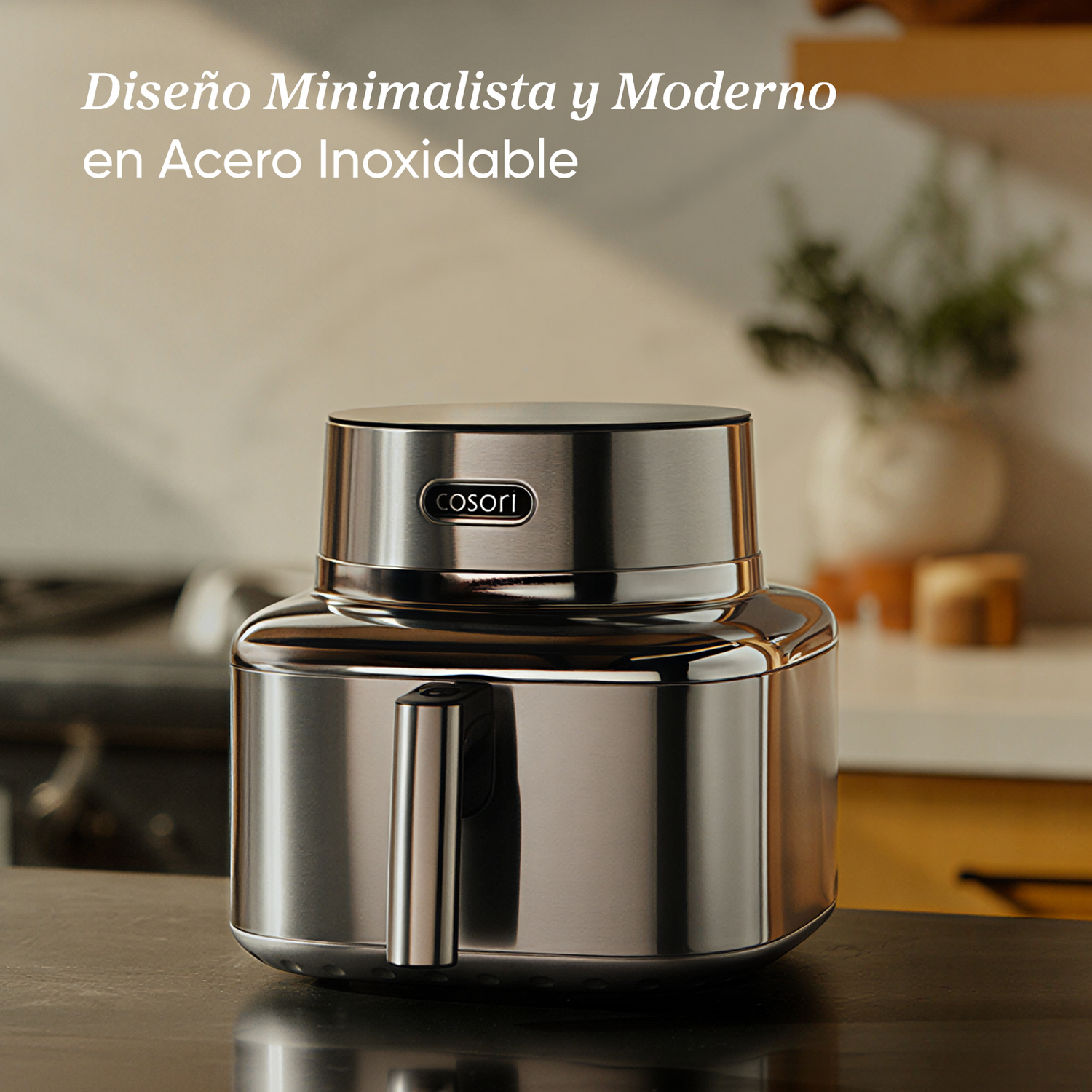 Un electrodoméstico de cocina plateado con el logo de Cosori sobre una encimera oscura.