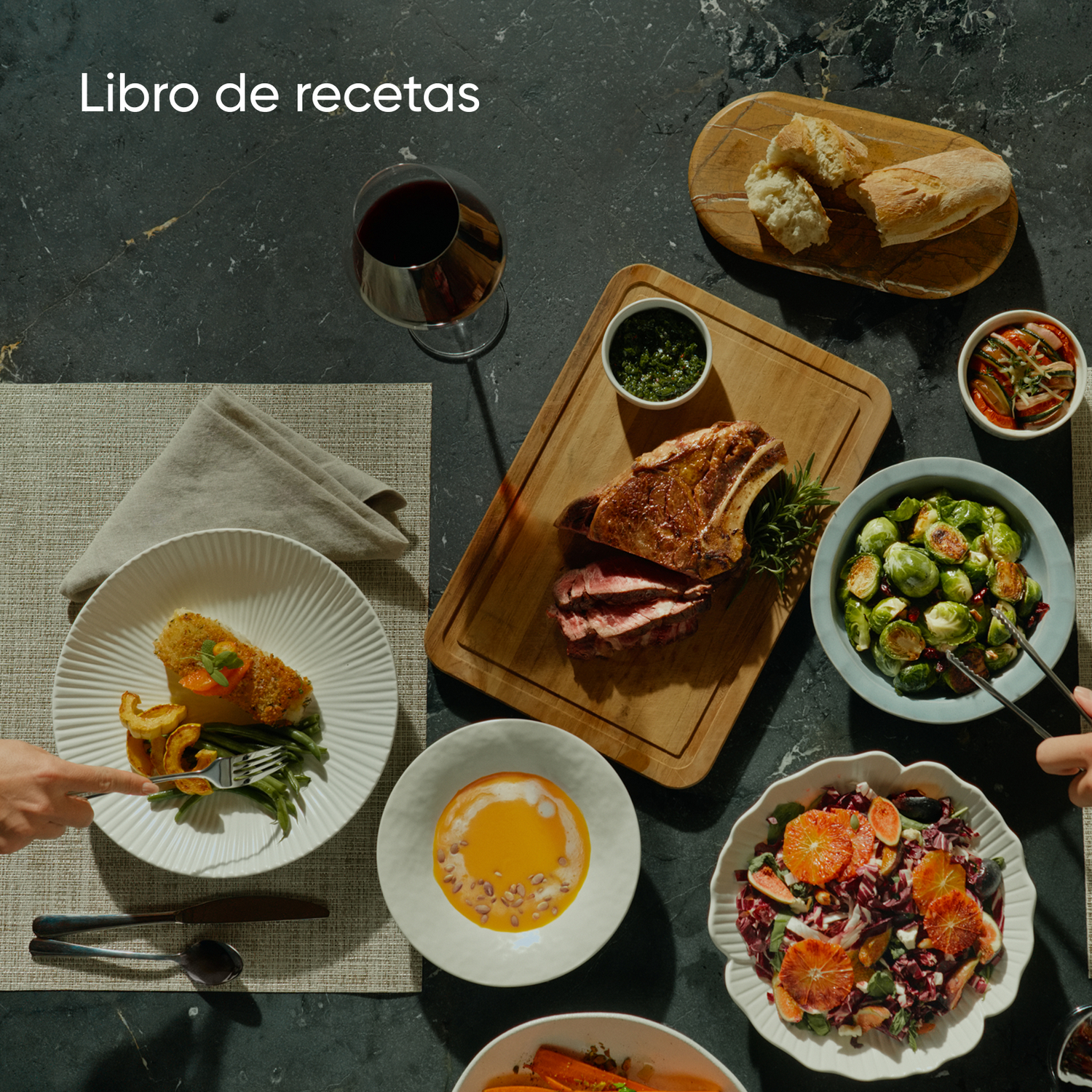 Una mesa puesta con comida: asado, ensalada, verduras y pan.