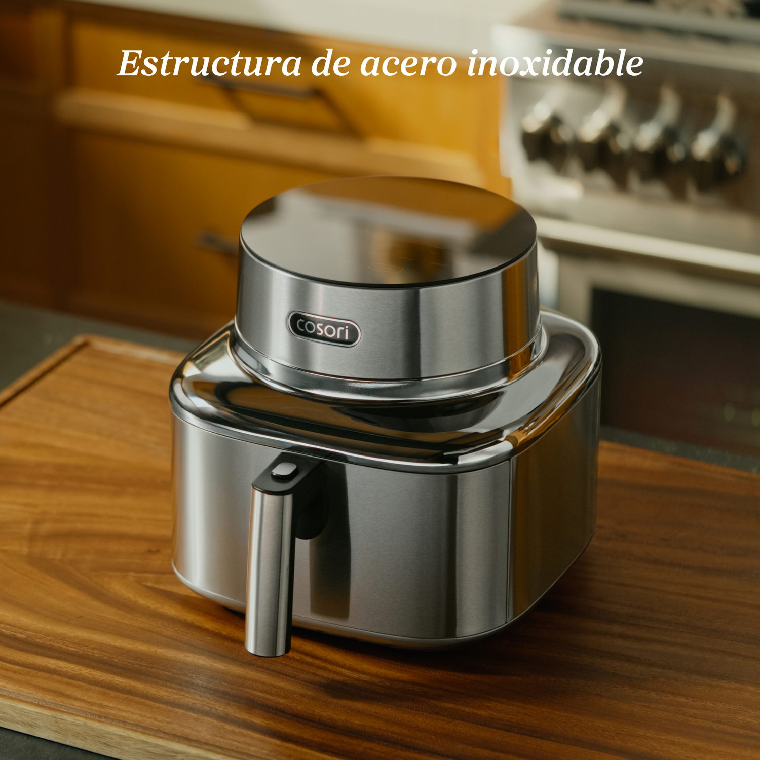 Una freidora de aire Cosori plateada y brillante sobre una tabla de cortar de madera en una cocina.