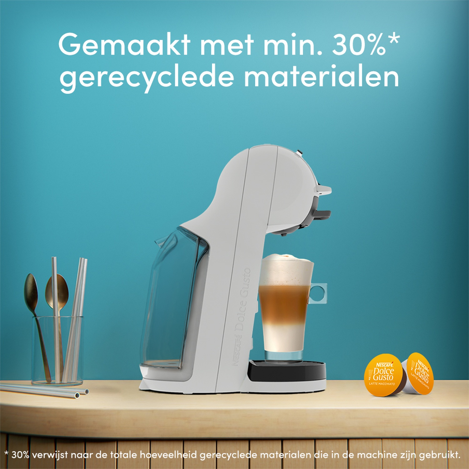 Witte koffiemachine met latte macchiato, cups en glazen.